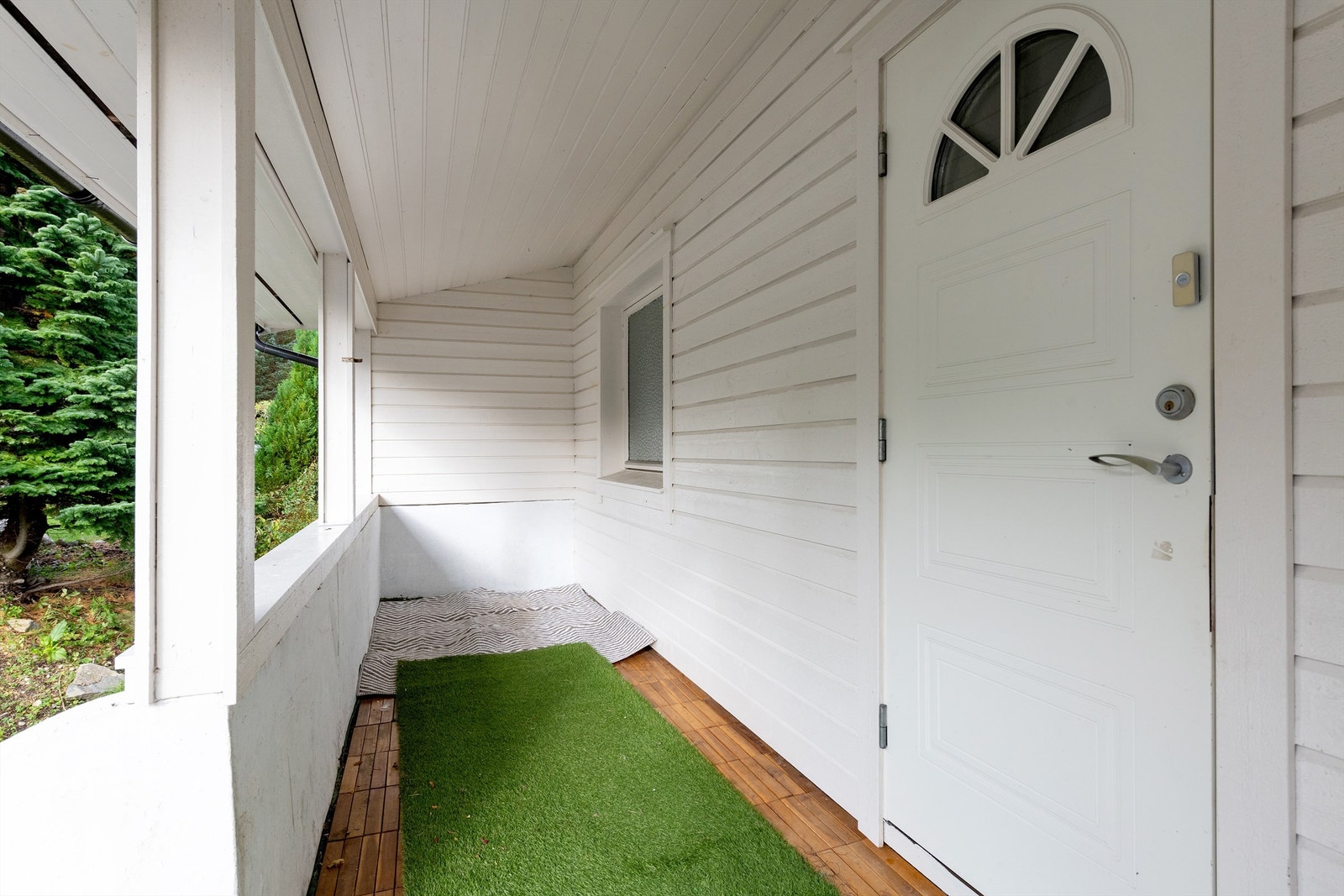 Overbygd tilbygg ved inngangsparti Galleribilde