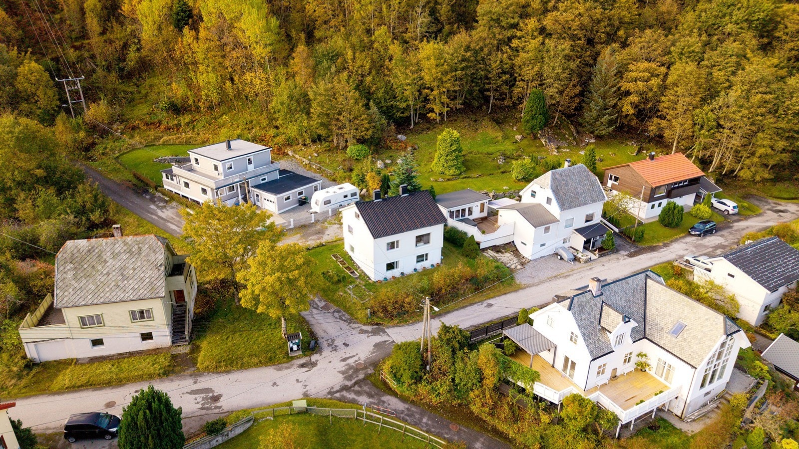 Dronebilde av eiendommen og nærområdet Galleribilde