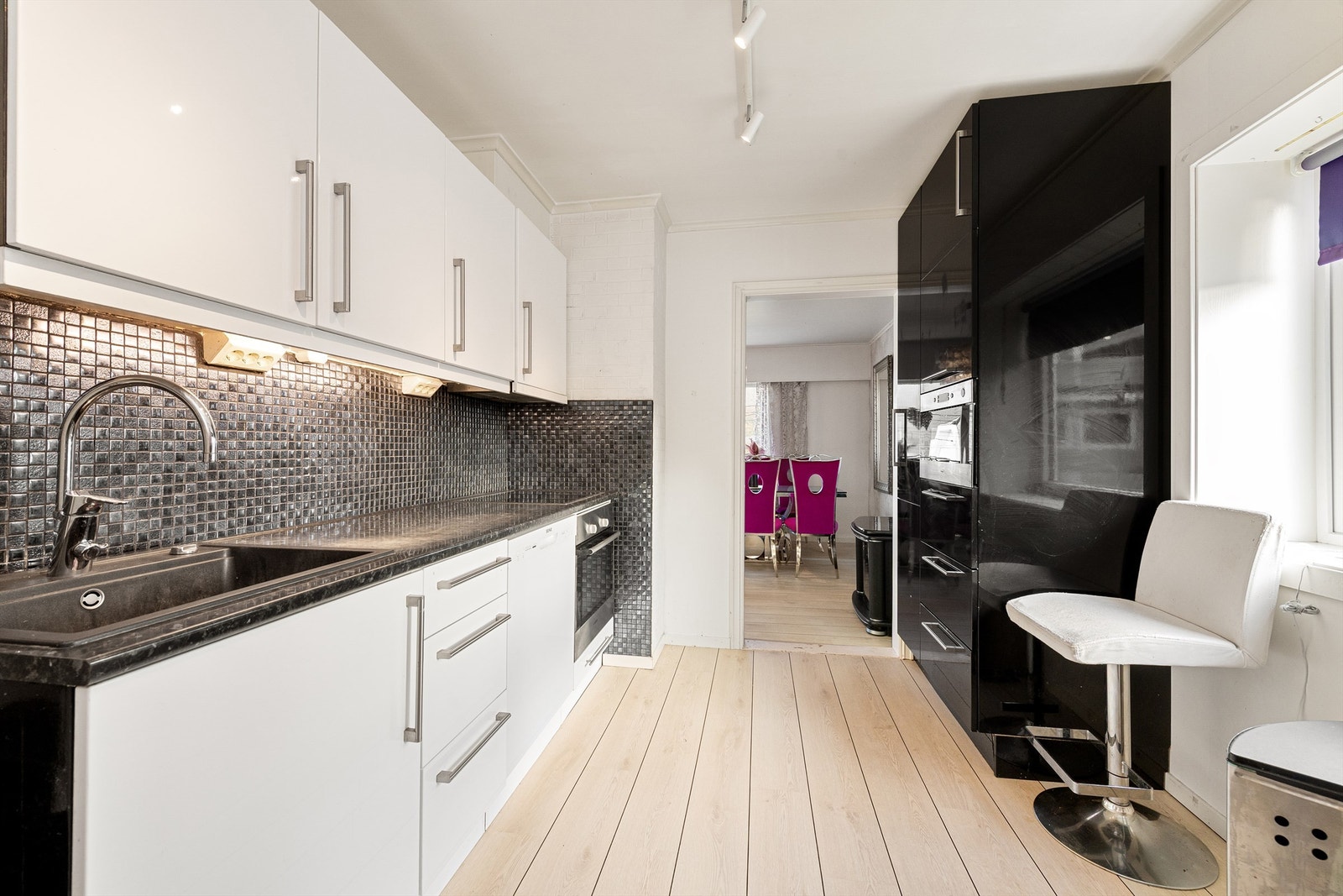 Fra kjøkken mot spisestue Galleribilde