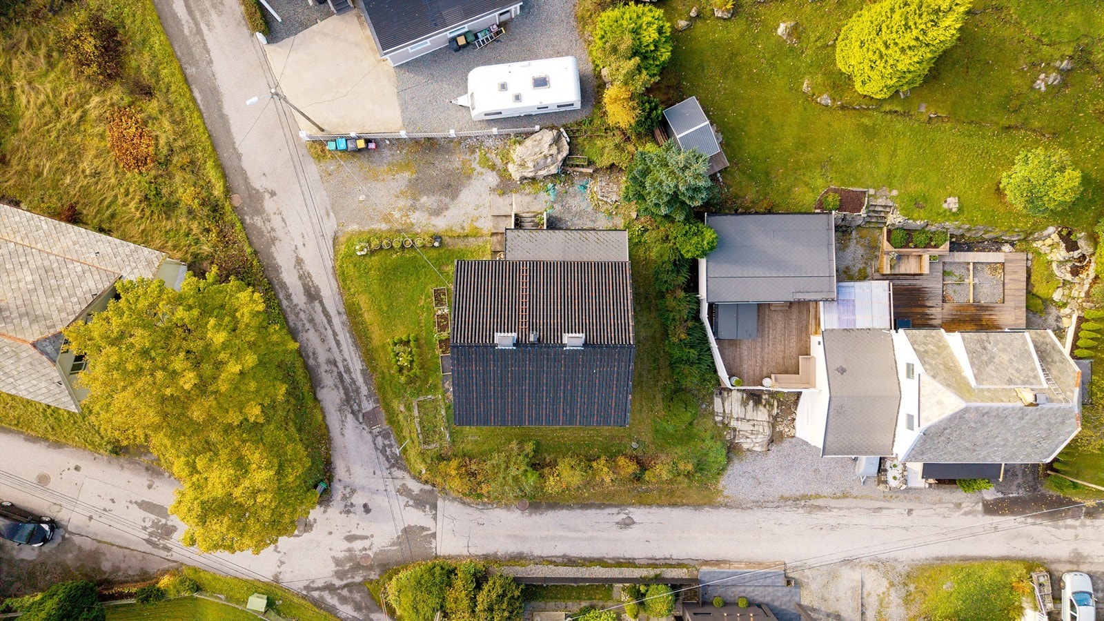 Dronebilde av eiendommen tatt fra fugleperspektiv Galleribilde