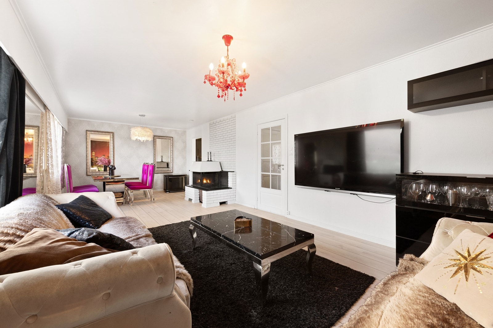 Romslig stue i hovedetasjen med god plass til både sofagruppe og spisestue Galleribilde