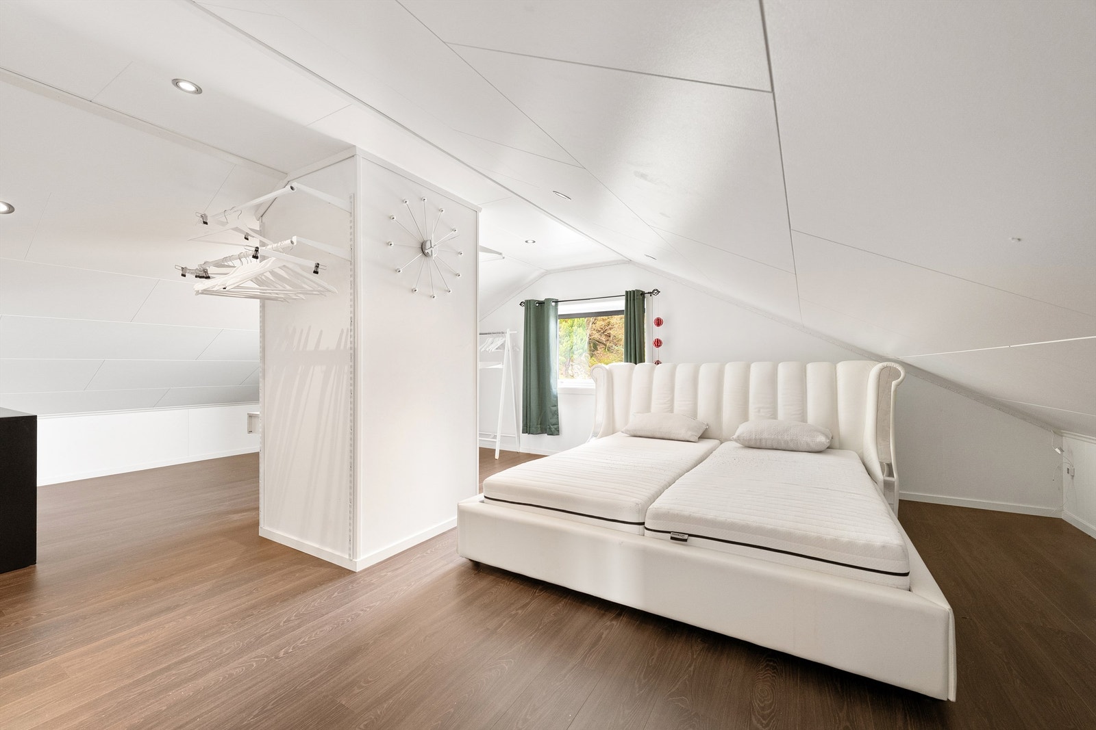 På loft er det innredet 2 soverom - her fra soverom nr. 1 - ikke godkjent Galleribilde