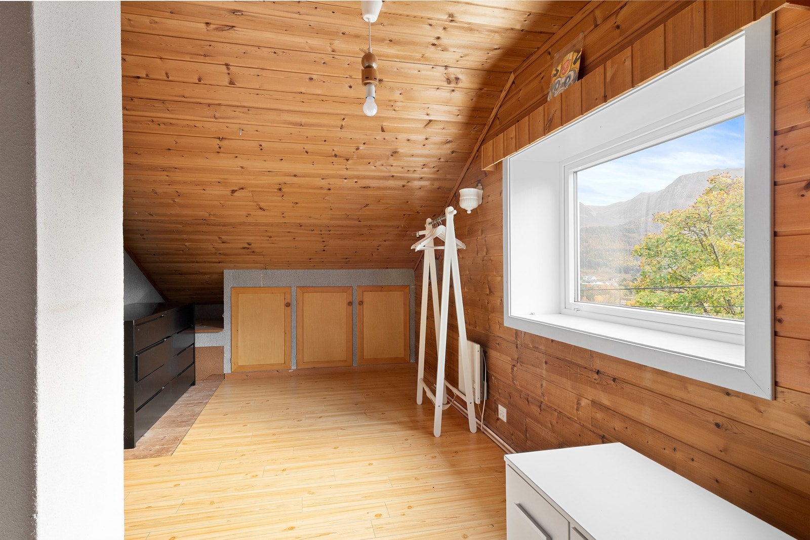 Soverom 2 på loft - ikke byggesøkt og godkjent Galleribilde