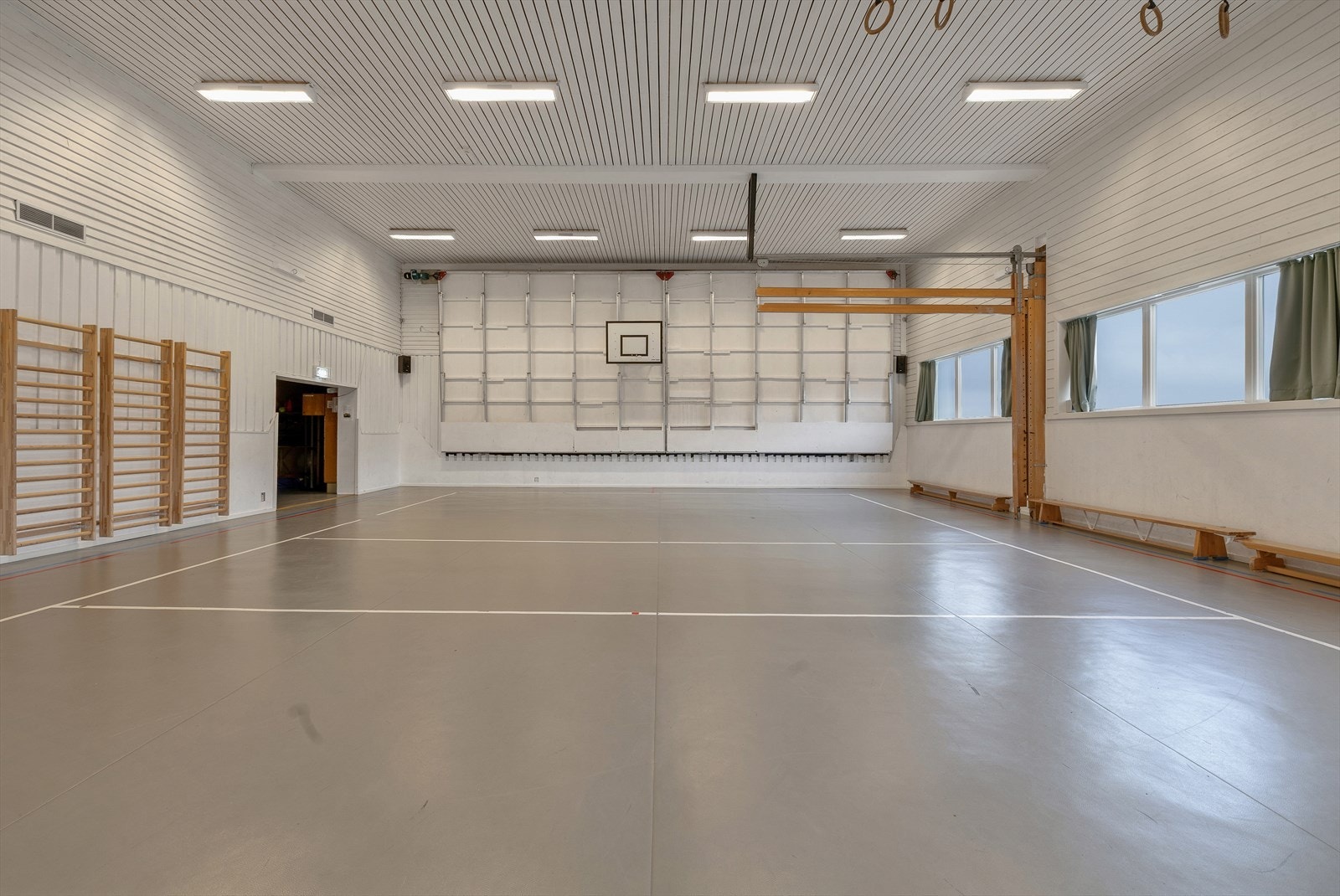 senkbar scene i ene enden Galleribilde