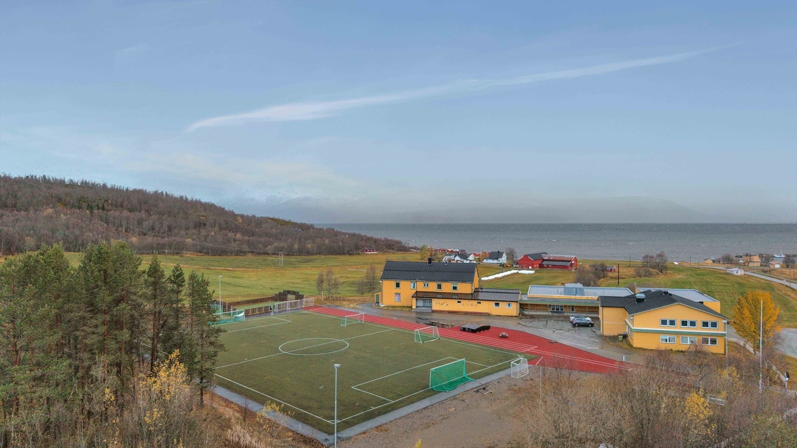 Idrettsanlegg på bilde følger ikke med i handelen, og vil skilles ut som egen tomt. Galleribilde