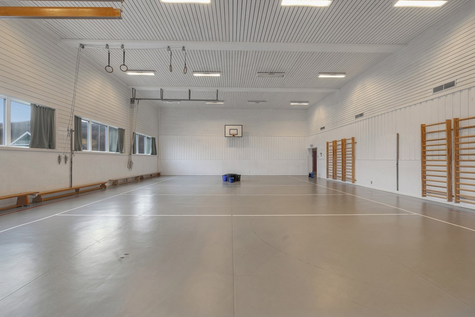 Gymsal med lekkasje i taket Galleribilde