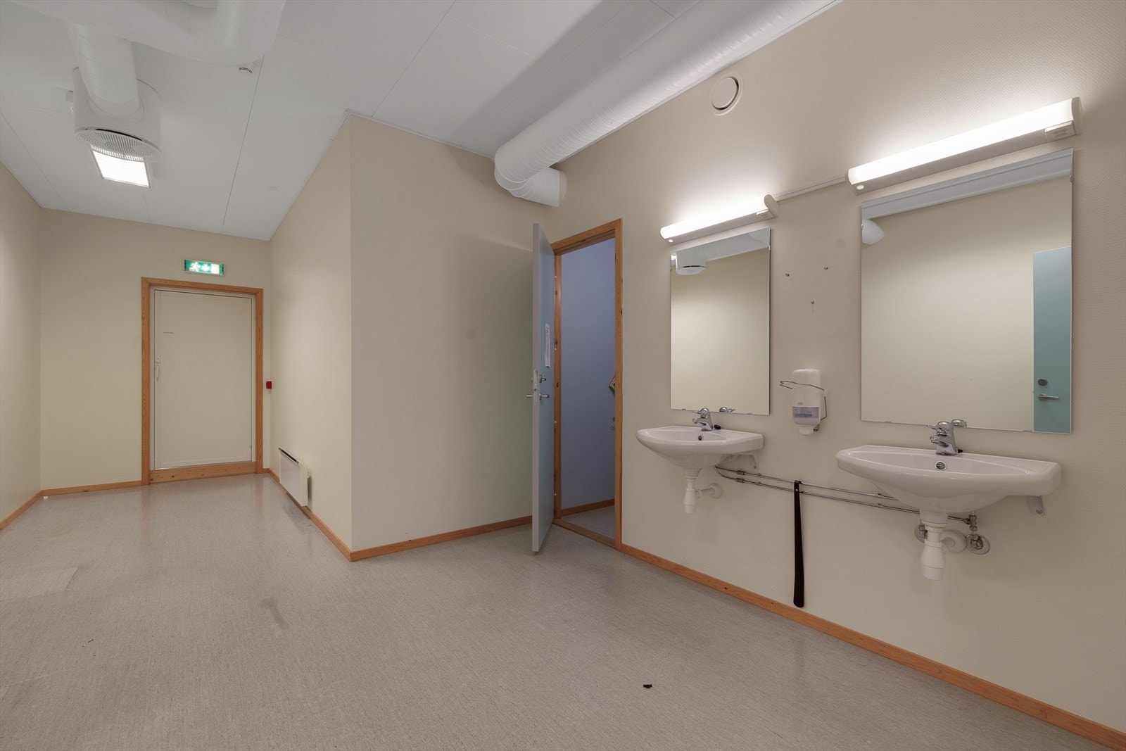 garderobe med toalett Galleribilde