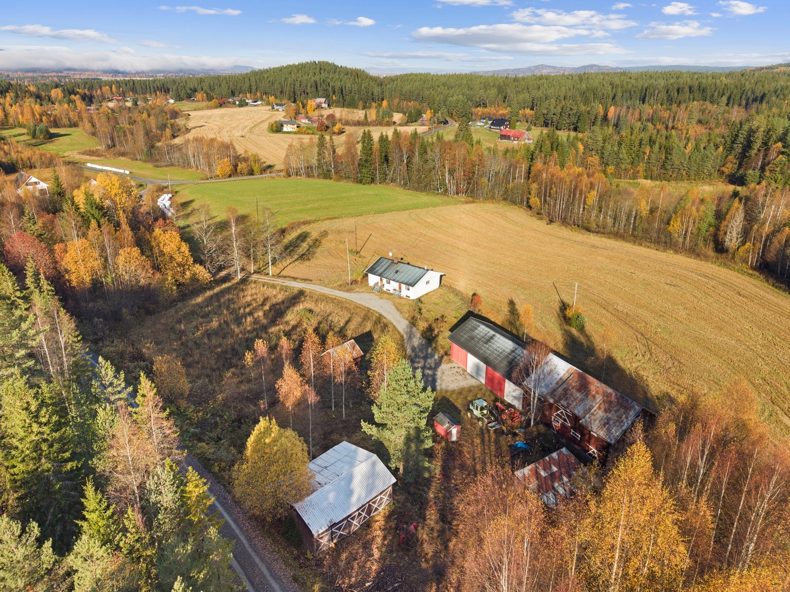 Småbruket ligger solrikt og usjenert til i Vellingroa, med flott utsikt over kulturlandskapet i Grue. Galleribilde