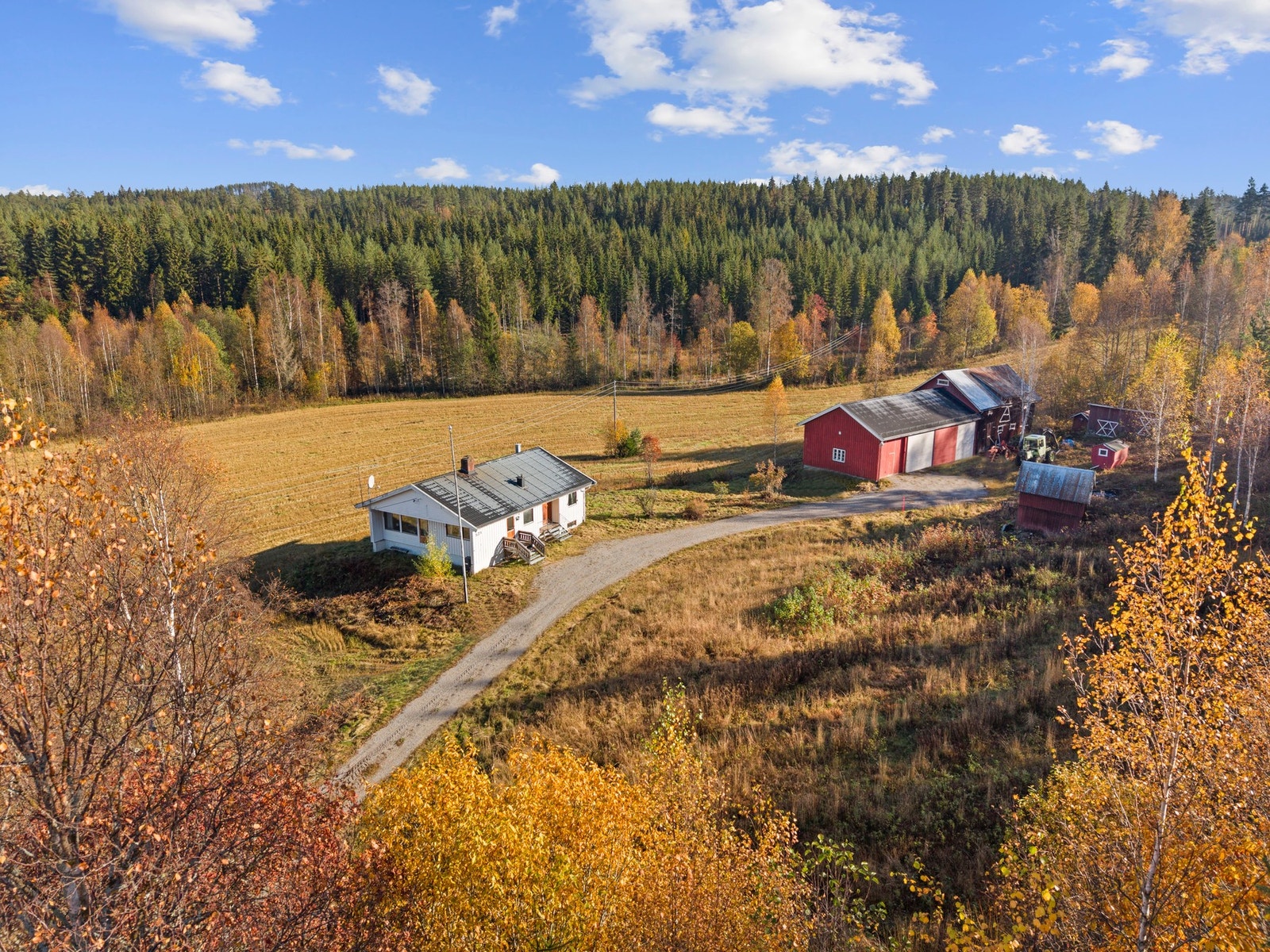 Velkommen til Vellingrovegen 521! Eiendommen består av enebolig, låve og redskapshus omgitt av vakker natur og jordbrukslandskap. Galleribilde