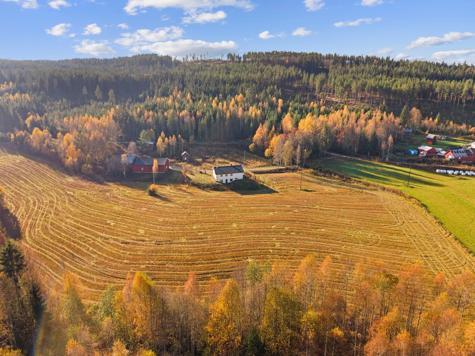 Eiendommen ligger fritt og åpent til med nærhet til skog, turterreng og vakker utsikt mot nærområdet. Galleribilde
