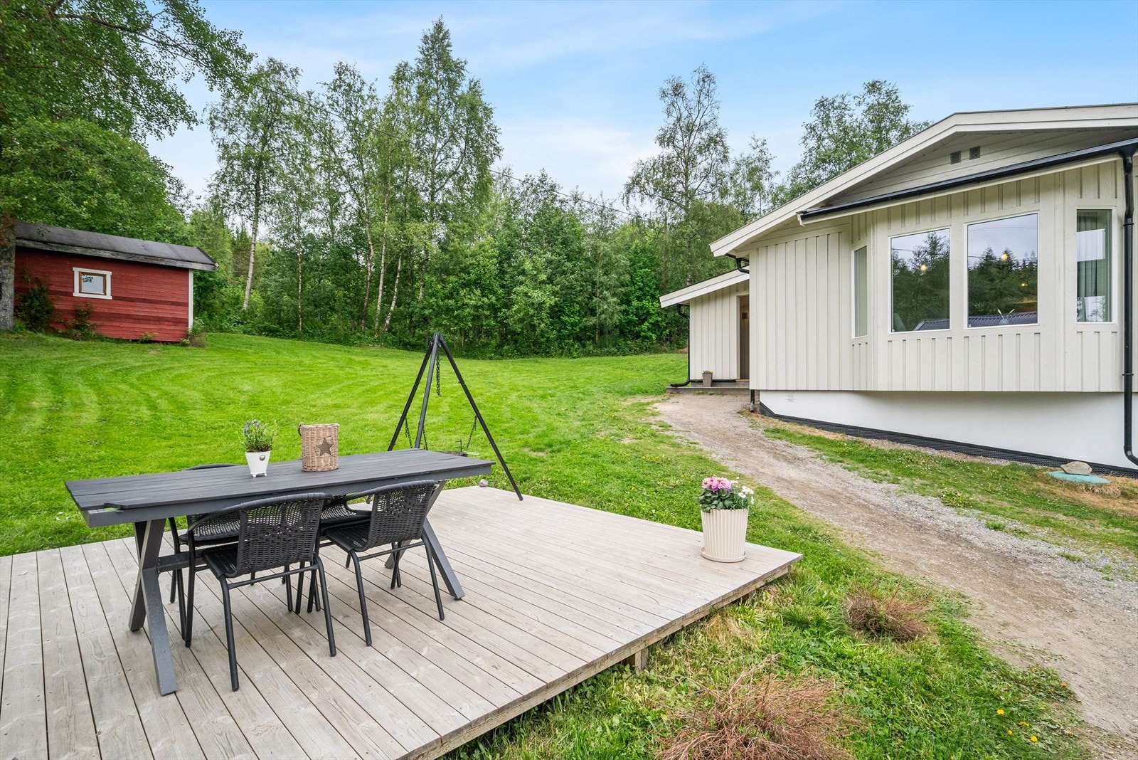 Eiendommen har også et uthus med god lagringsplass Galleribilde