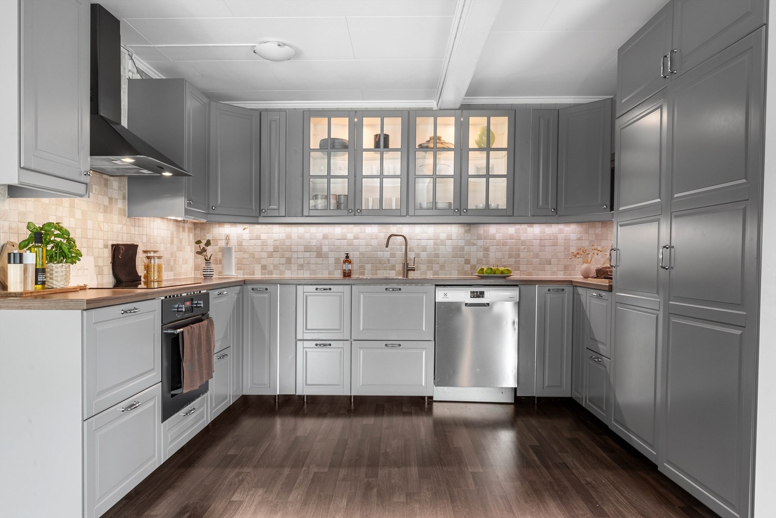 Kjøkkenet har integrerte hvitevarer; oppvaskmaskin, platetopp, stekeovn, mikroovn og kjøleskap Galleribilde