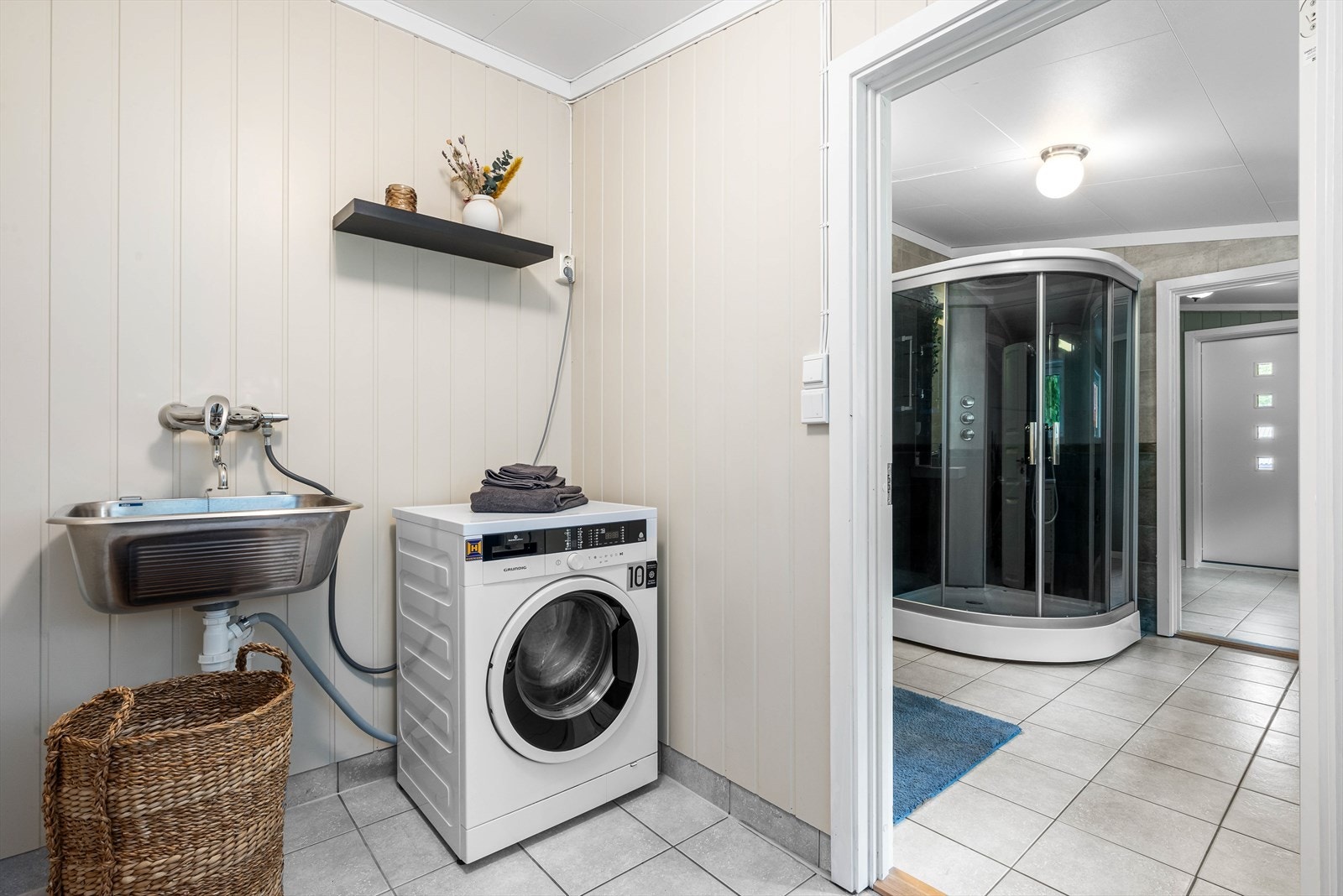 Videre inn gjennom badet finner vi et praktisk vaskerom på ca. 4,5 kvm. Galleribilde