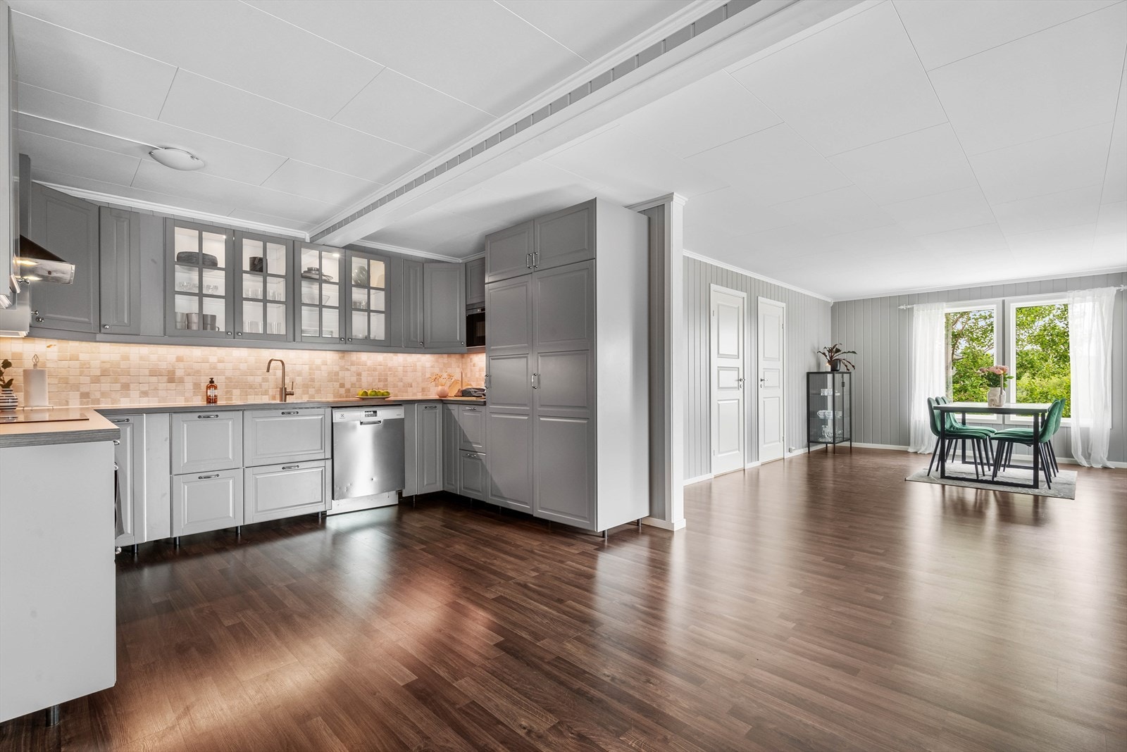 Stort og fint kjøkken som har godt med skap- og benkeplass Galleribilde