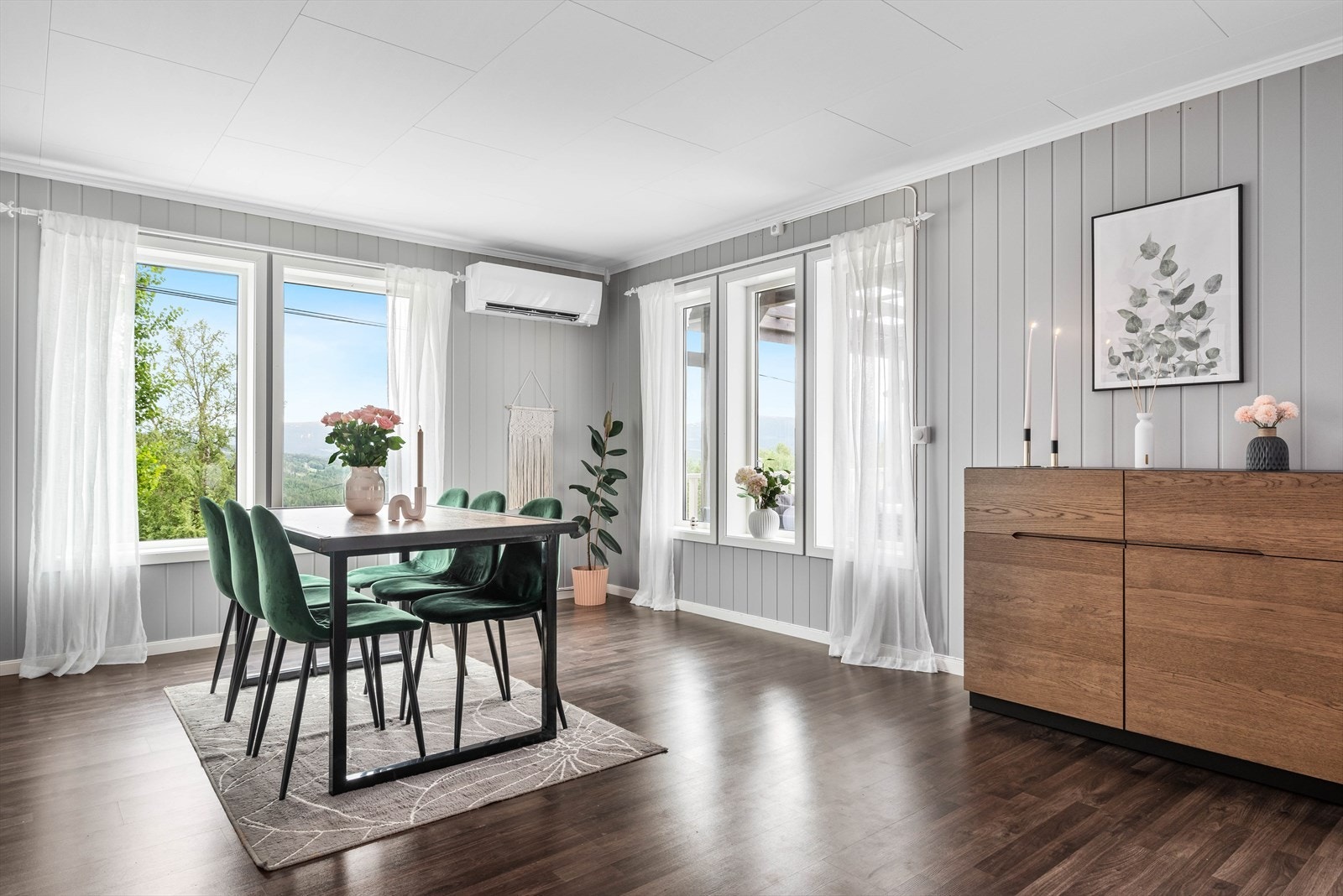 Store vinduer gir godt med naturlig lysinnslipp Galleribilde