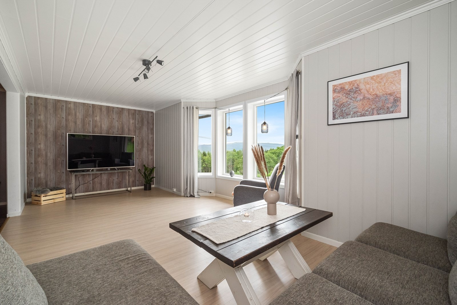 Boligen har alt på ett plan og består av bl.a. 4 soverom, 2 bad, vaskerom og åpen stue- og kjøkkenløsning på hele 82,5 kvm Galleribilde