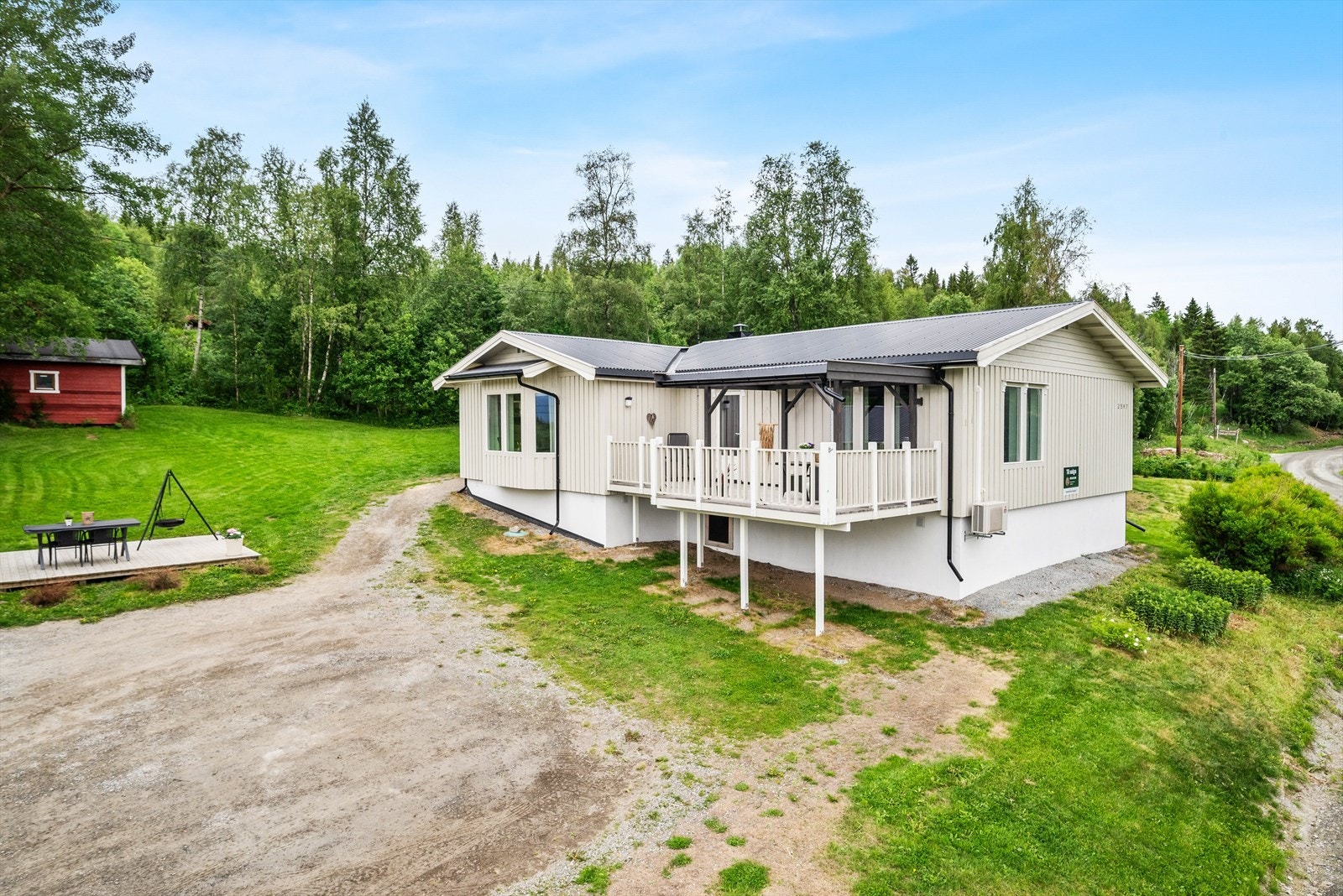 I tillegg til boligen har eiendommen en stor dobbeltgarasje på hele 40 kvm. Galleribilde