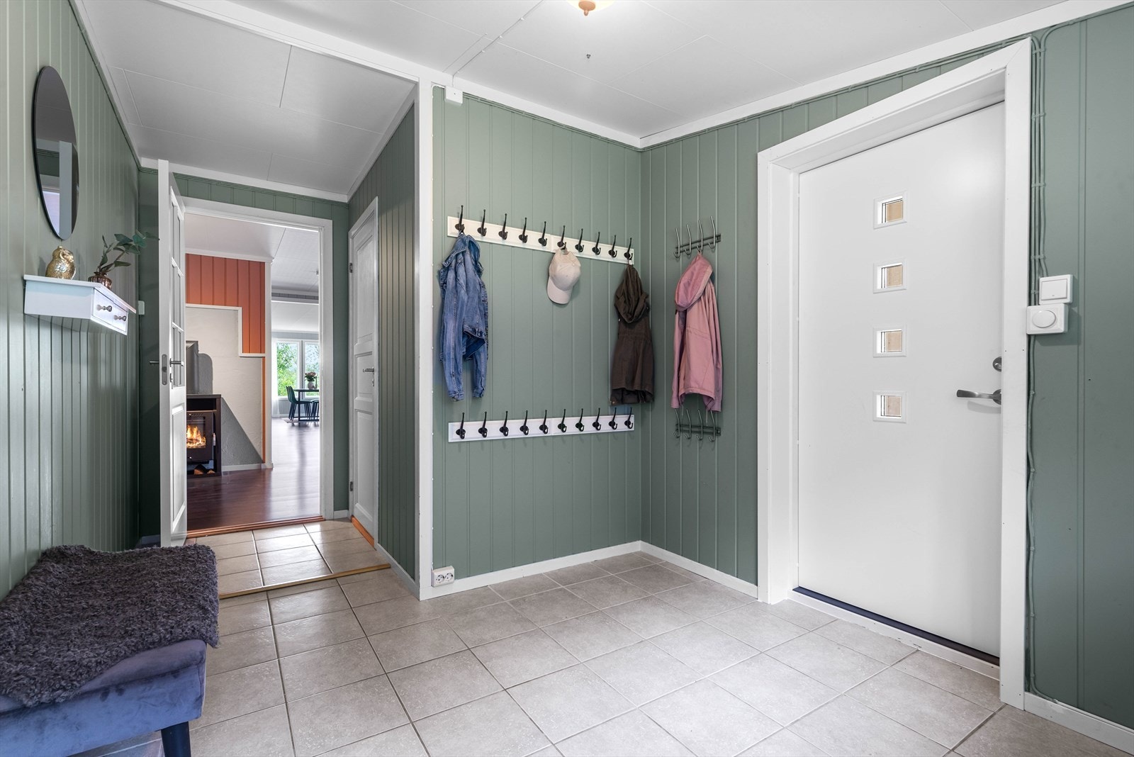 Romslig entré med god plass til jakker og sko Galleribilde