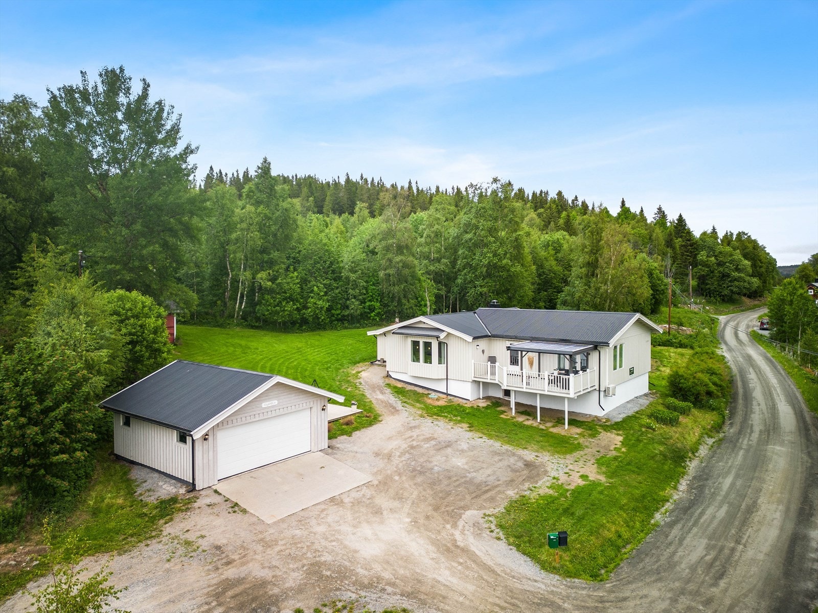 Eiendommen ligger usjenert, landlig og idyllisk til i naturskjønne omgivelser i Rennebu Galleribilde