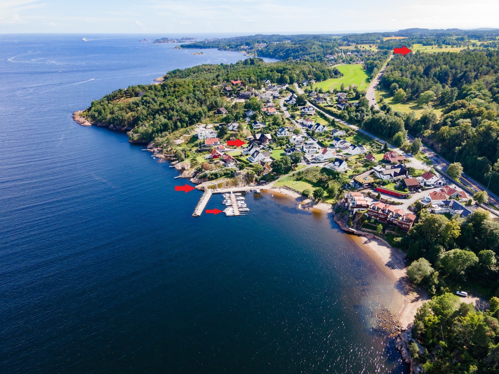 Båtplass, flott sandstrand, badeplass med stupebrett og golfbanen nede i gata Galleribilde