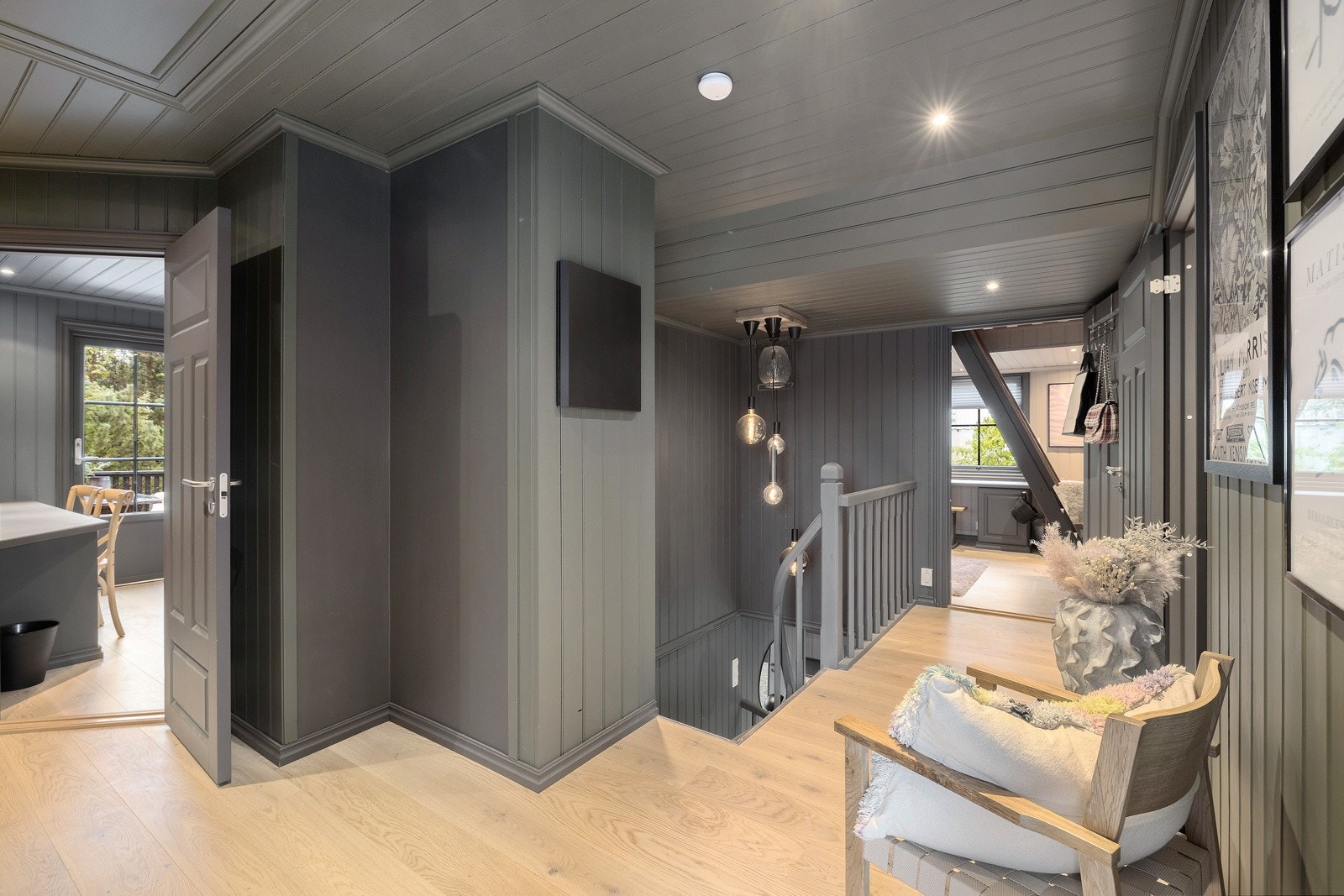 Soveromsgang med masse garderobeplass Galleribilde