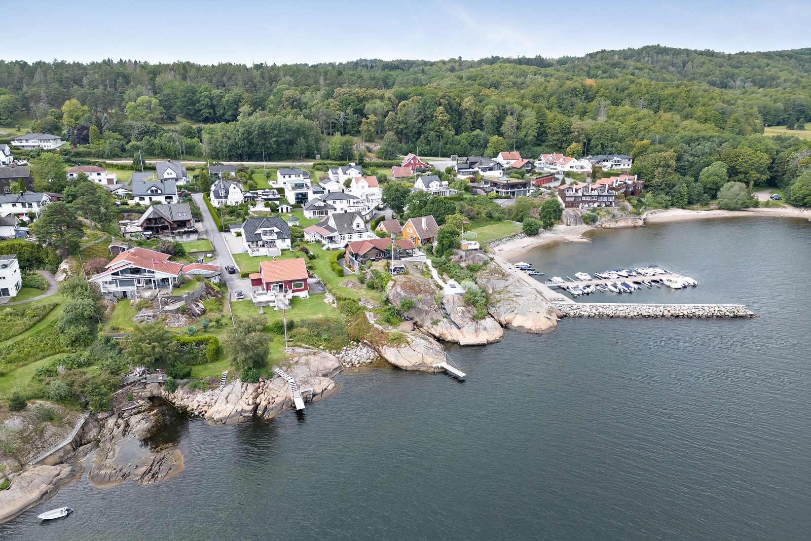 Eiendommen sett fra fjorden Galleribilde