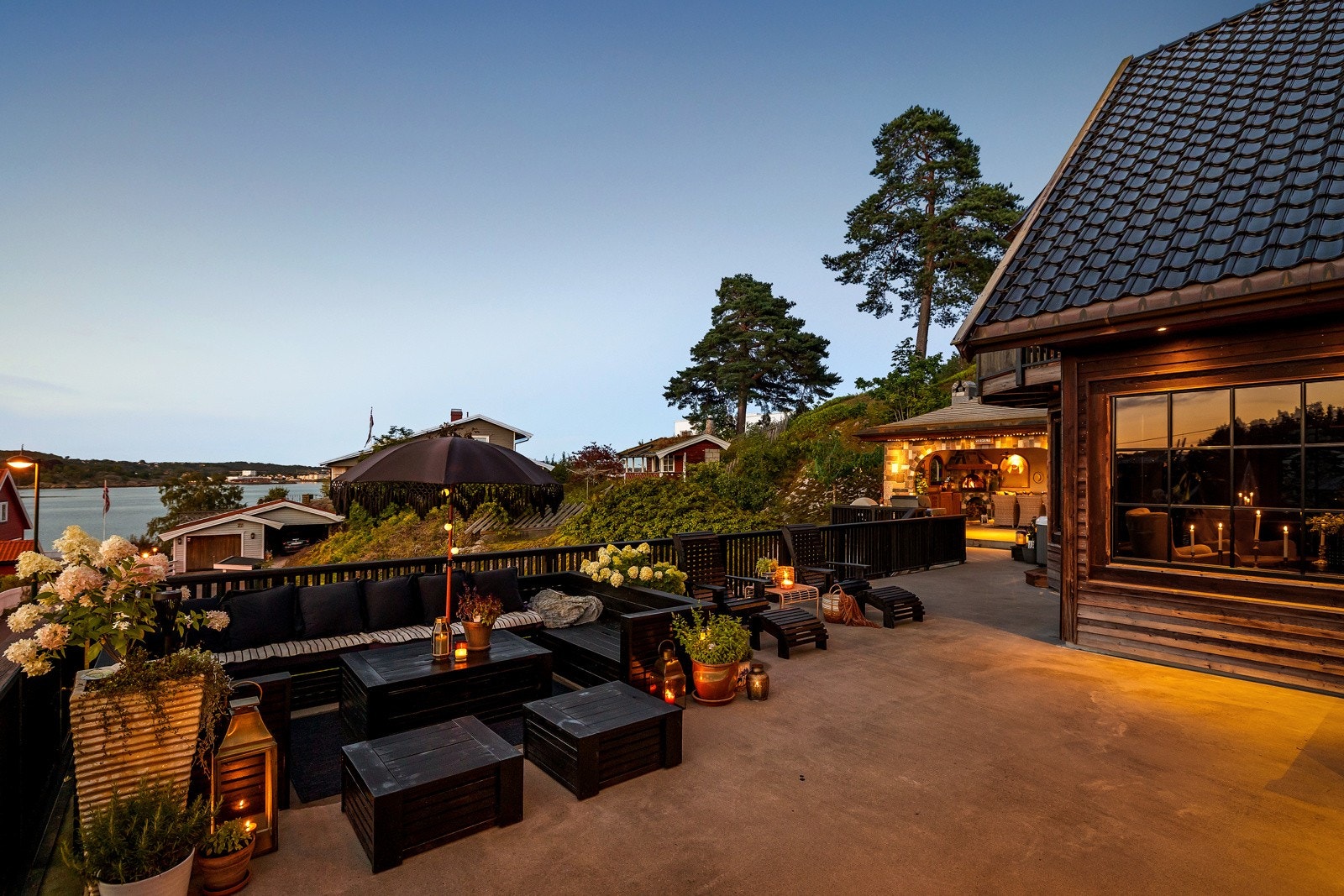 Terrassen ut for kjøkkenet Galleribilde