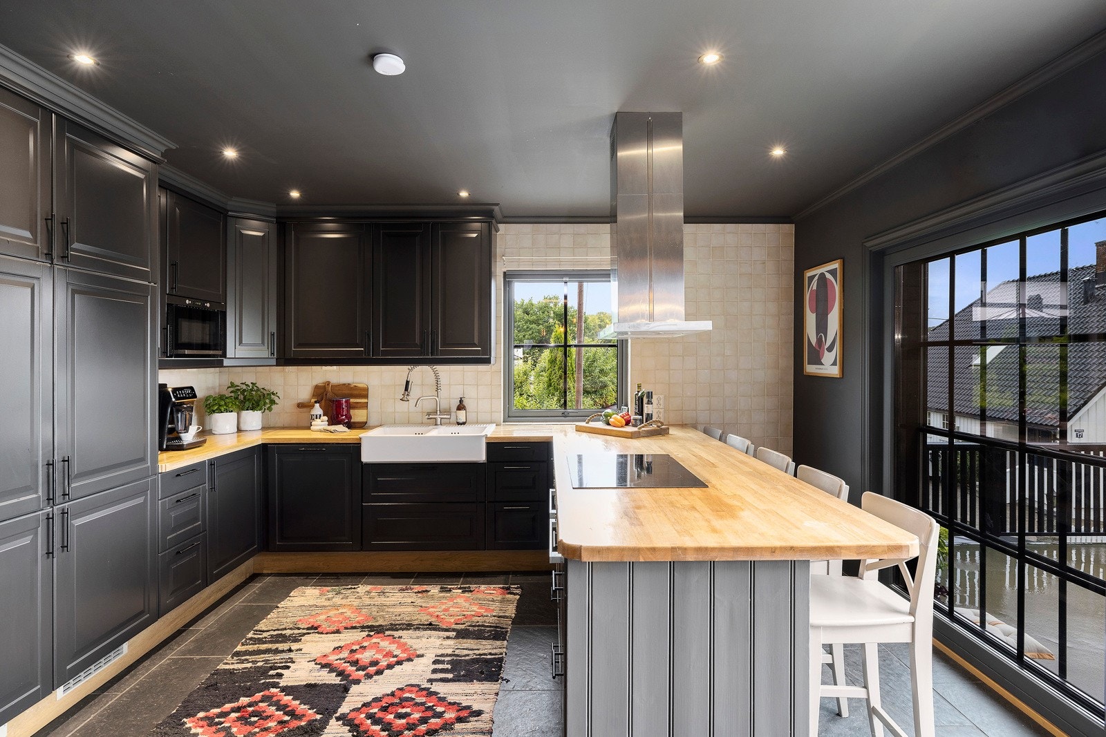 Kjøkken med både god benkeplass og skapplass Galleribilde