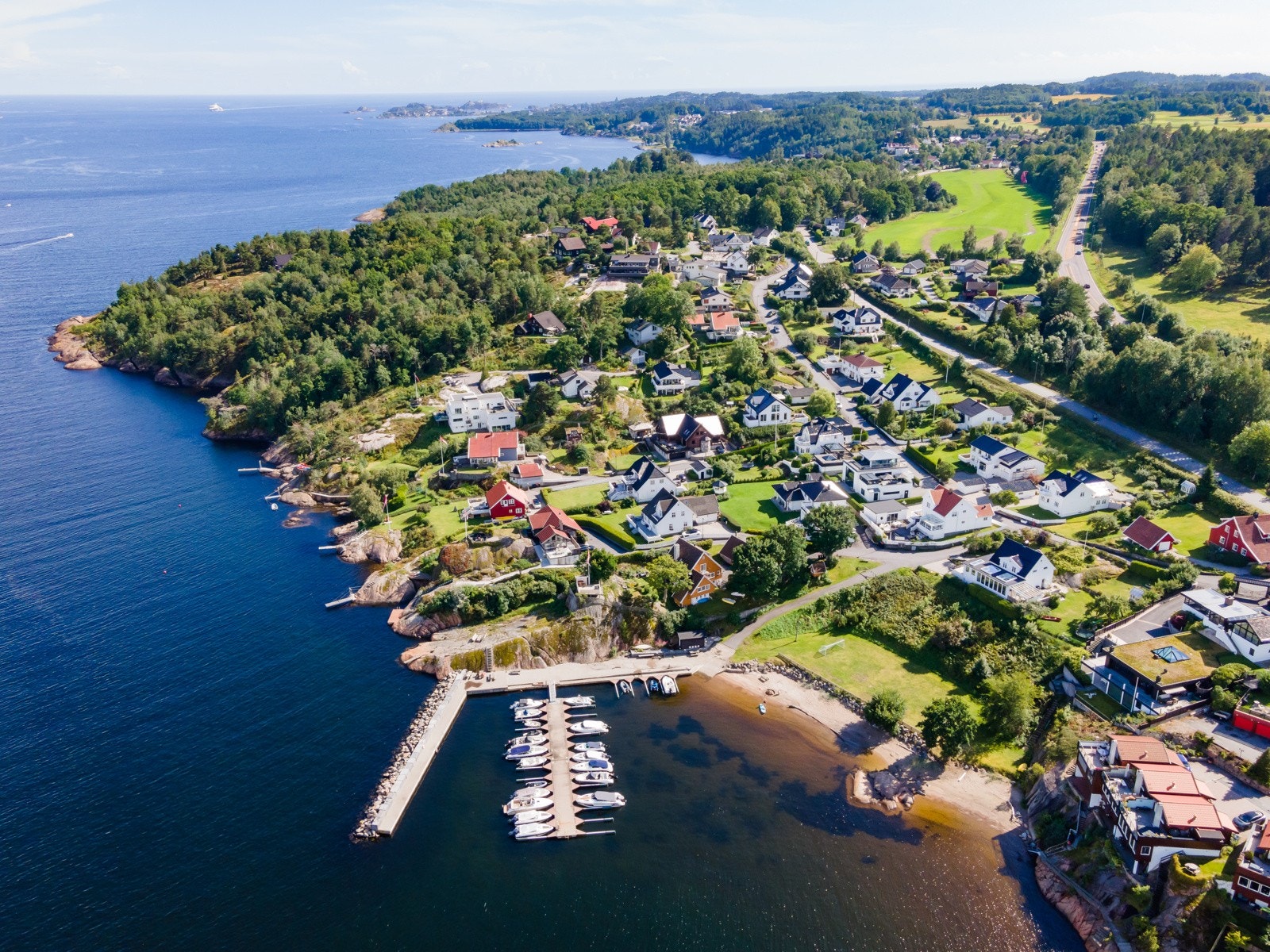 Båtplass i havnen, nydelig badestrand, flott badeplass ved Galleribilde