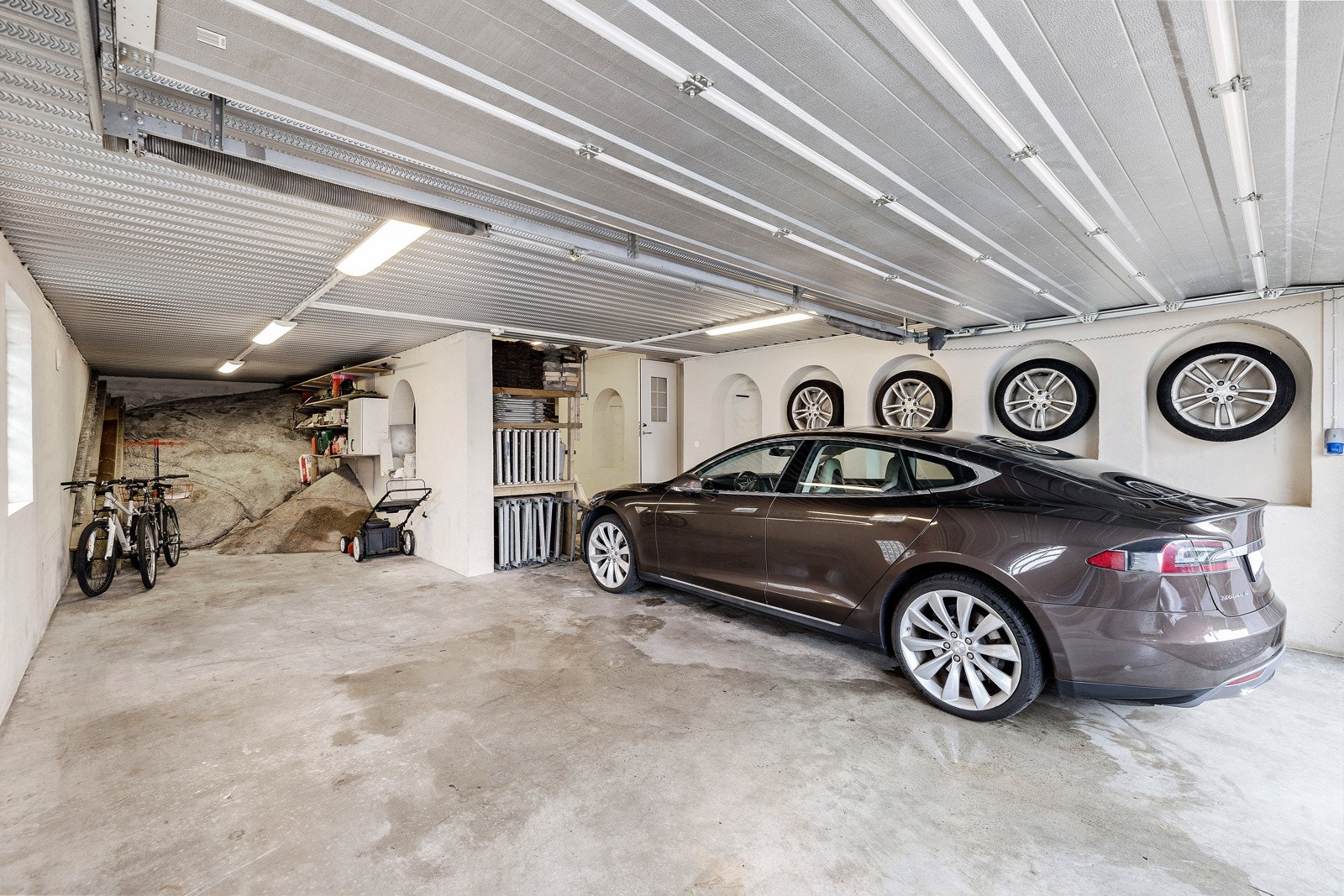 Garasje med direkte adkomst til boligen Galleribilde