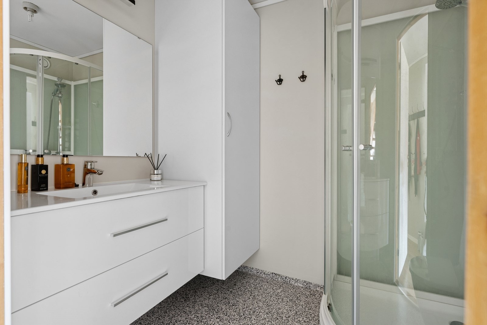 Badet har våtromstapet/belegg på veggene og vinylbelegg på gulvet. Galleribilde