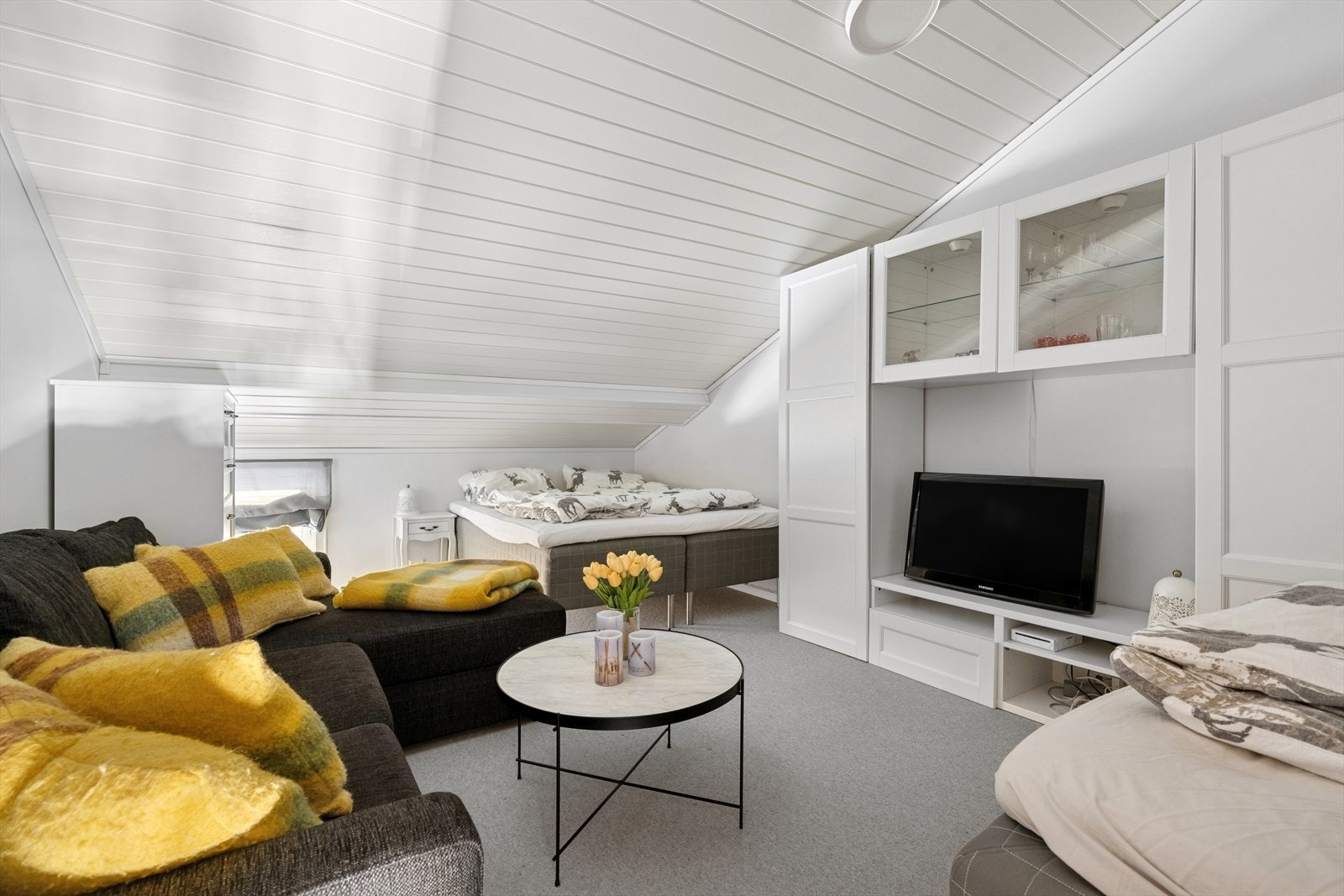 Hems med trapp opp fra stuen. Galleribilde