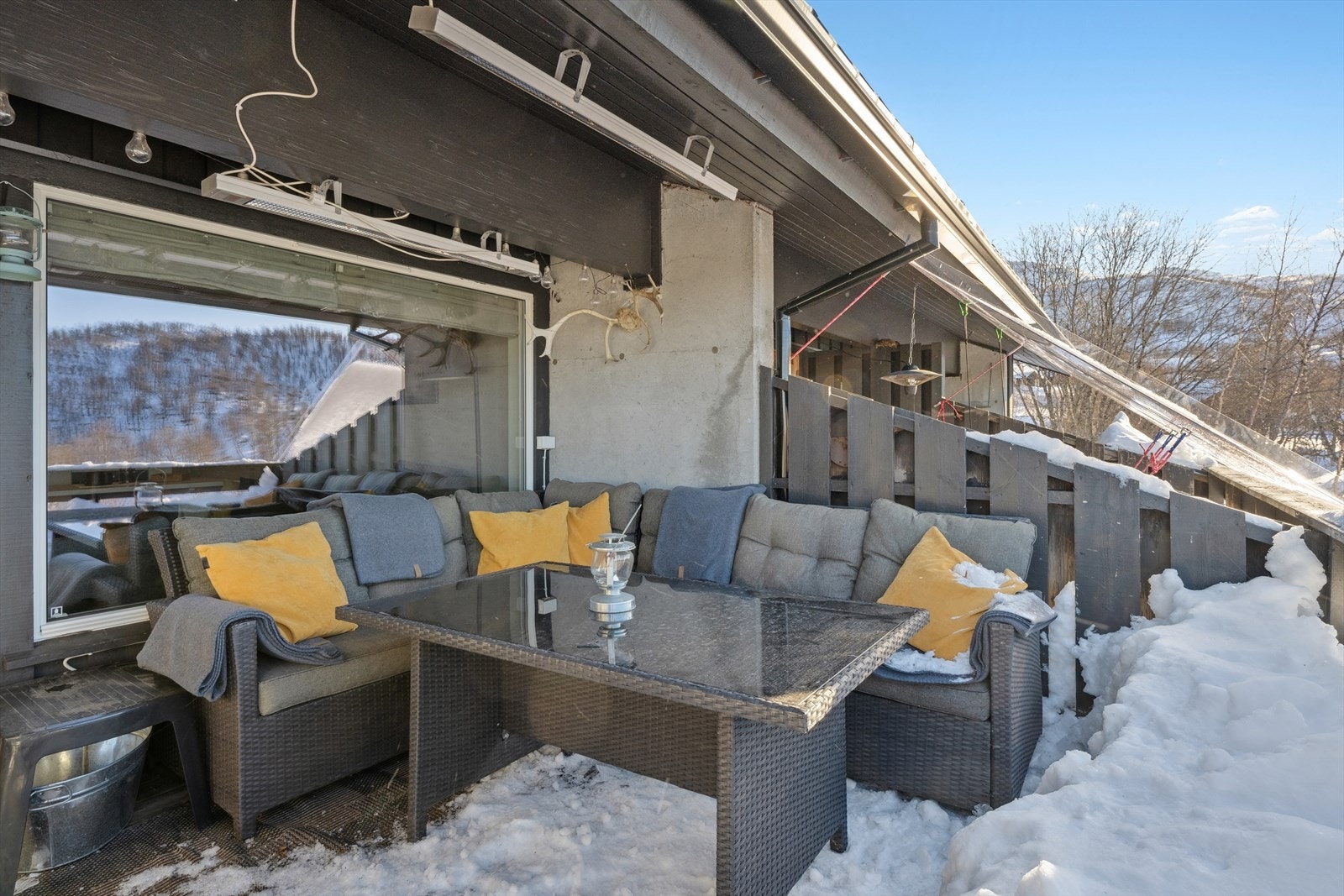 Balkongen gir plass til å ha noe utemøblement. Galleribilde