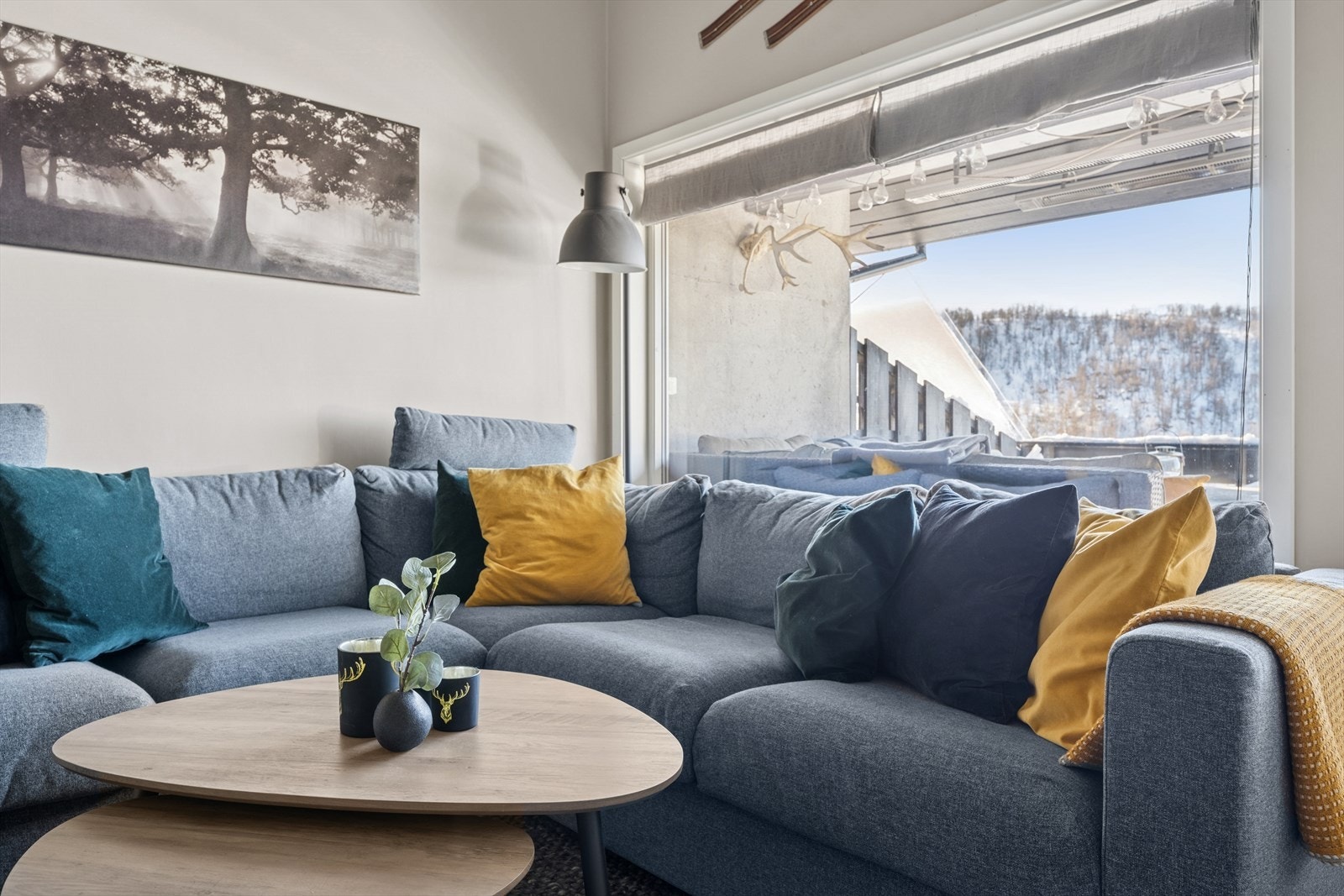 Her får du plass til sofa med tilhørende møblement, samt en hyggelig liten spisegruppe. Galleribilde