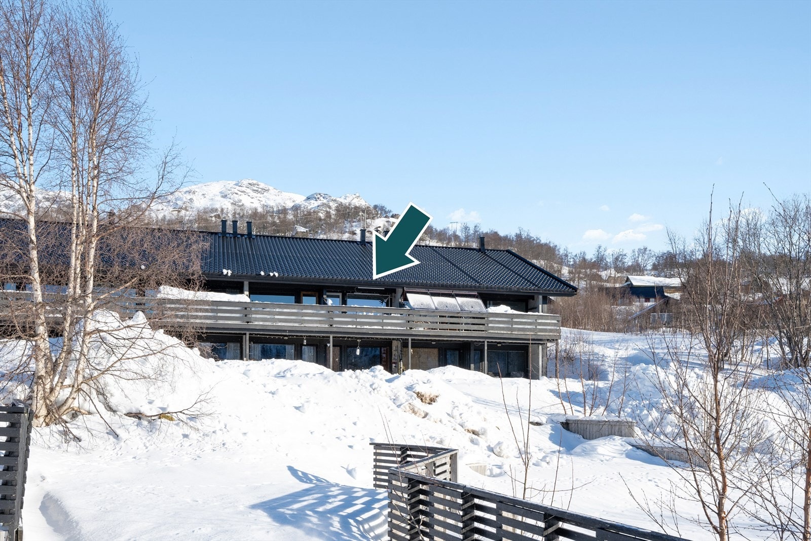 Eiendommen ligger fint til med god beliggenhet i tillegg har man god standard fra 2020. Galleribilde