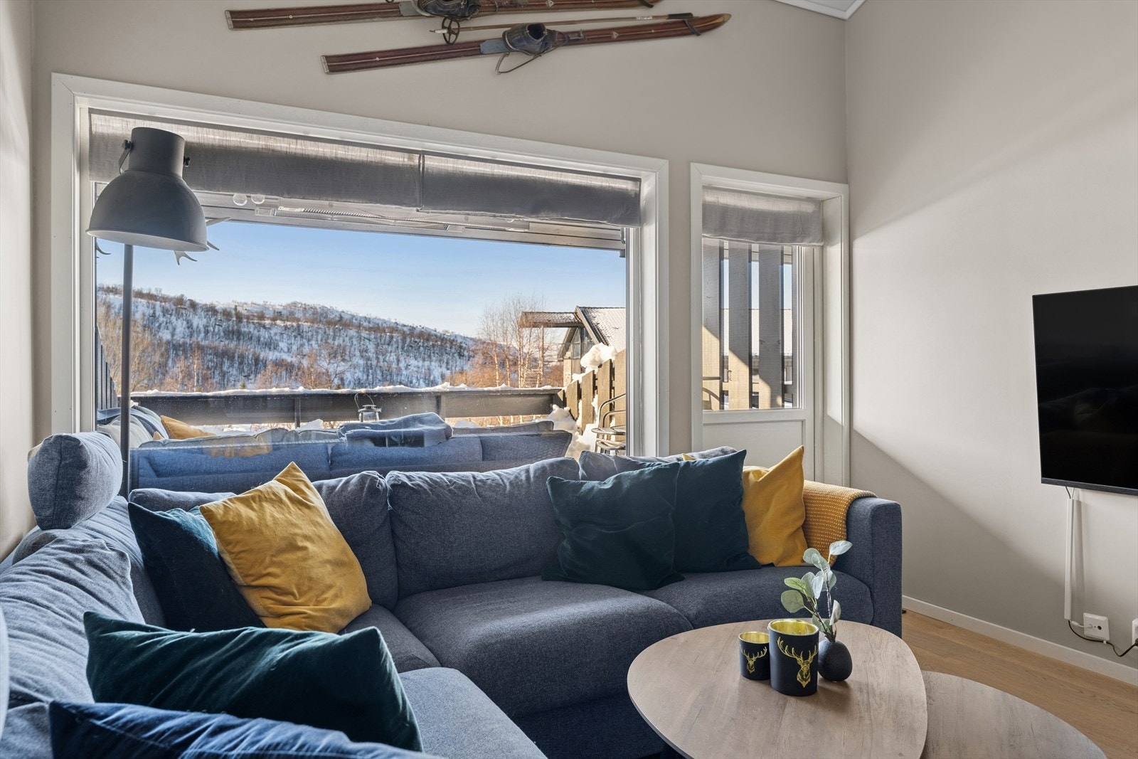 Gulvet har flott parkett, og veggene er av malte plater. Galleribilde