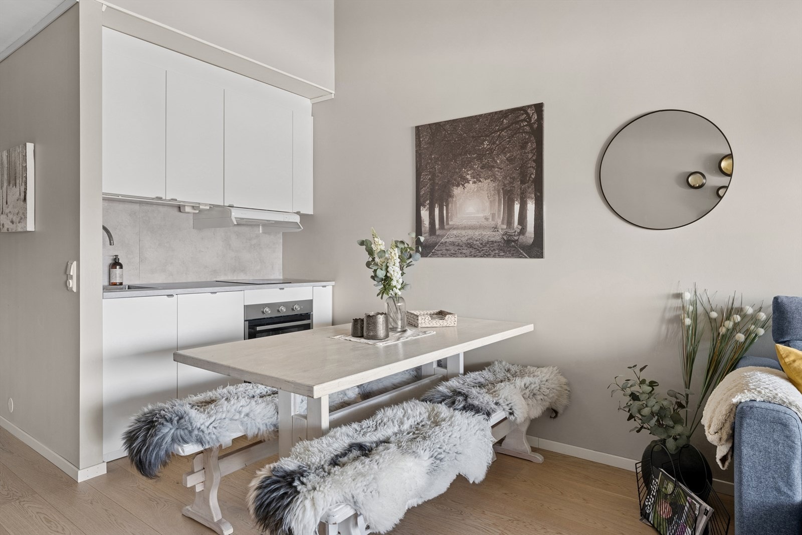 Kjøkkeninnredningen er av lys og moderne utførelse med både over- og underskap. Galleribilde