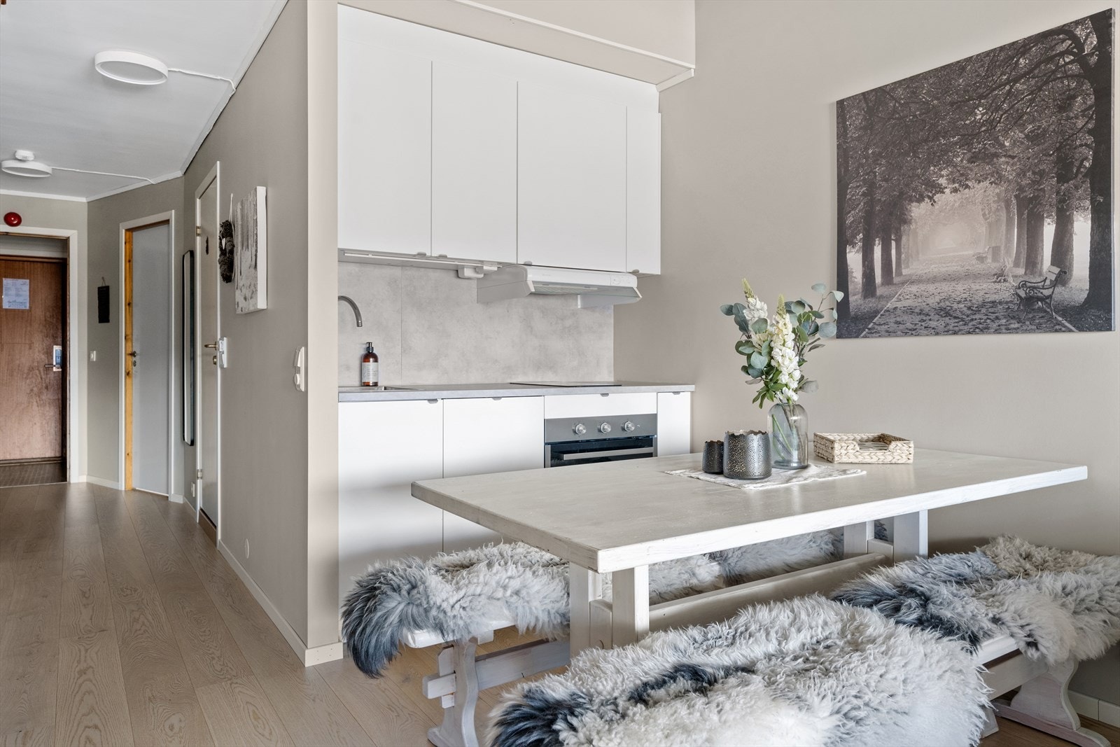 Fritidsleiligheten har kjøkken i åpen og sosial løsning. Galleribilde