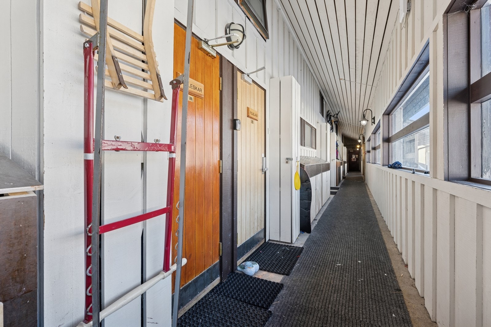 Leiligheten er en del av hotellbygget, med enkel tilgang til hotellets fasiliteter via svalgang. Galleribilde