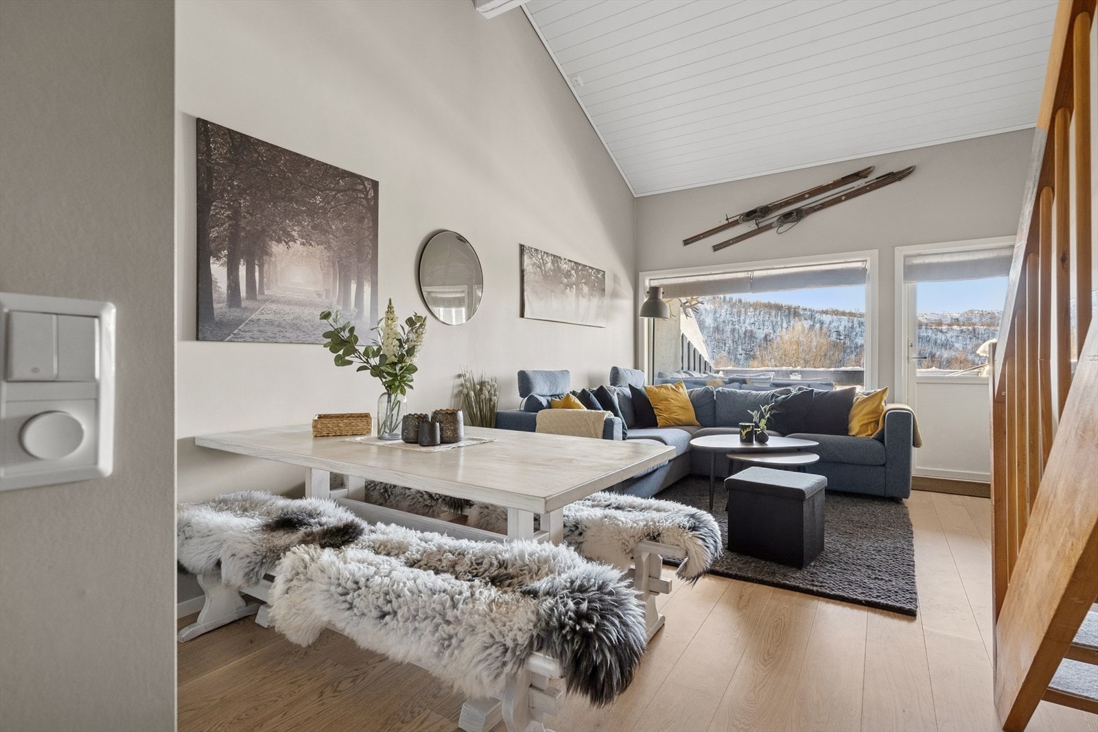 I oppholdsrommet er det også trapp opp til en praktisk hems som gir ekstra fleksibilitet og plass. Galleribilde