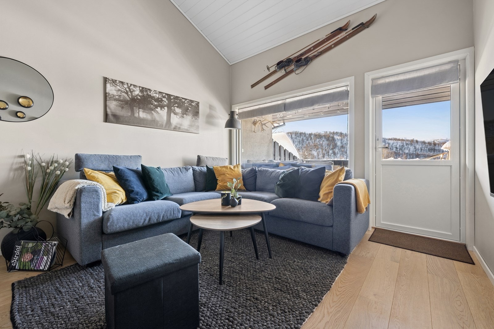 Stuen oppleves lys og luftig, med blant annet god takhøyde og store vindusflater. Galleribilde