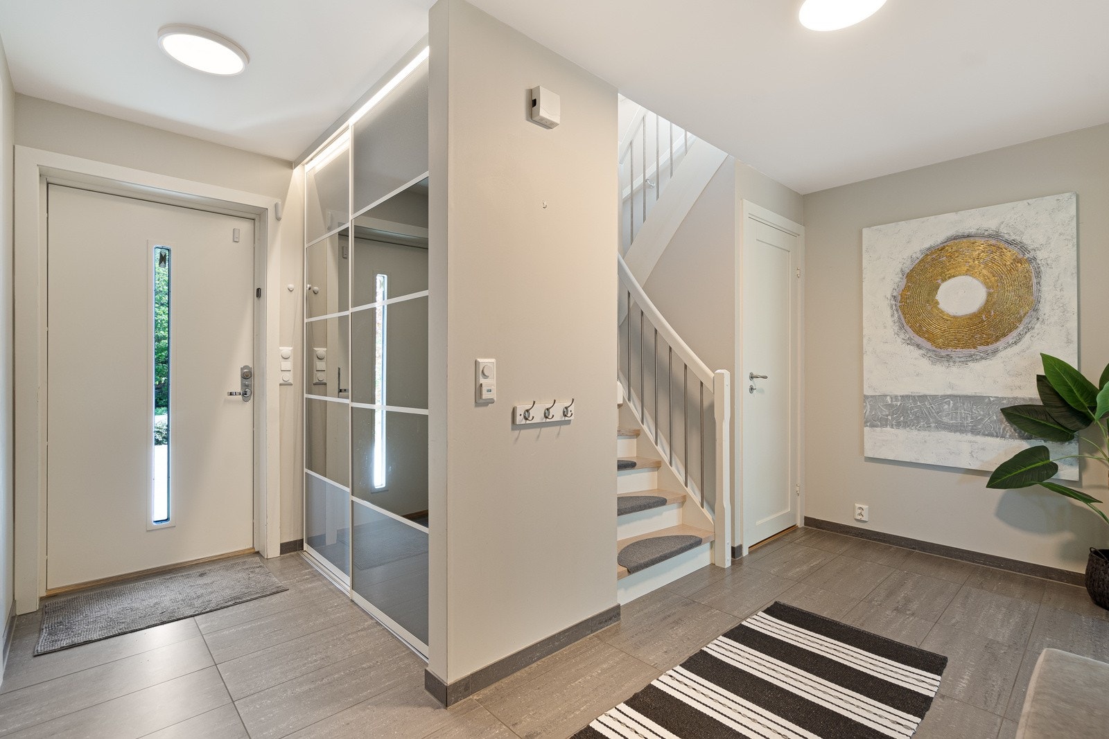 Gangen har en god skyvedørsgarderobe og varme i gulvet Galleribilde