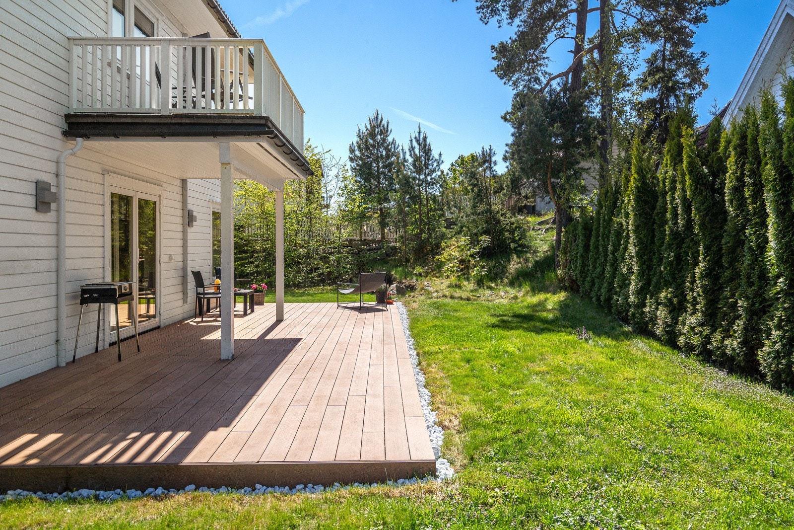 Terrassen er dekket med et vedlikeholdsvennlig gulv - med skjulte innfestede skruer Galleribilde