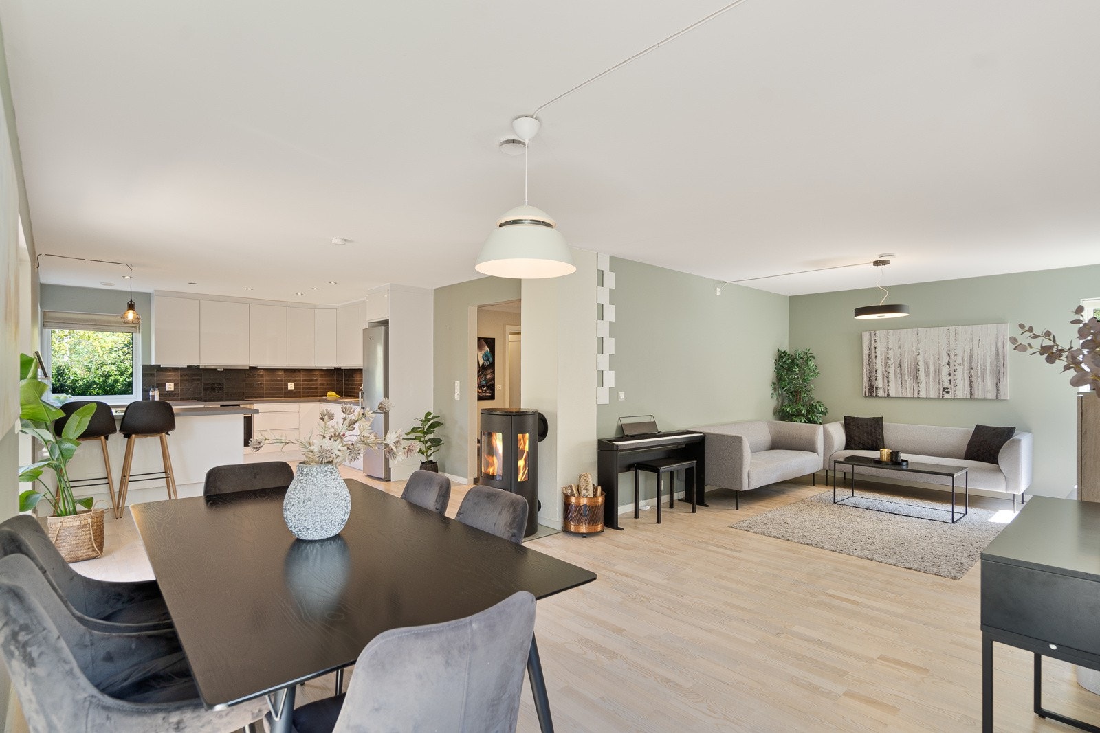 Lys, romslig og lettmøblert stue i vinkel Galleribilde