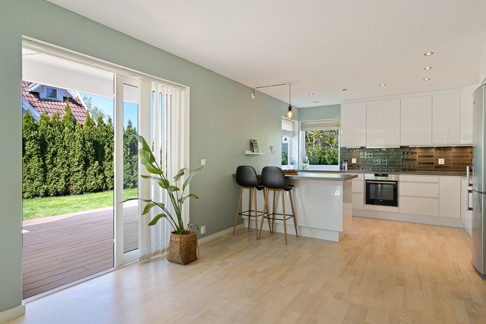 Fin adkomst ut til markterrassen og hagen fra stua Galleribilde