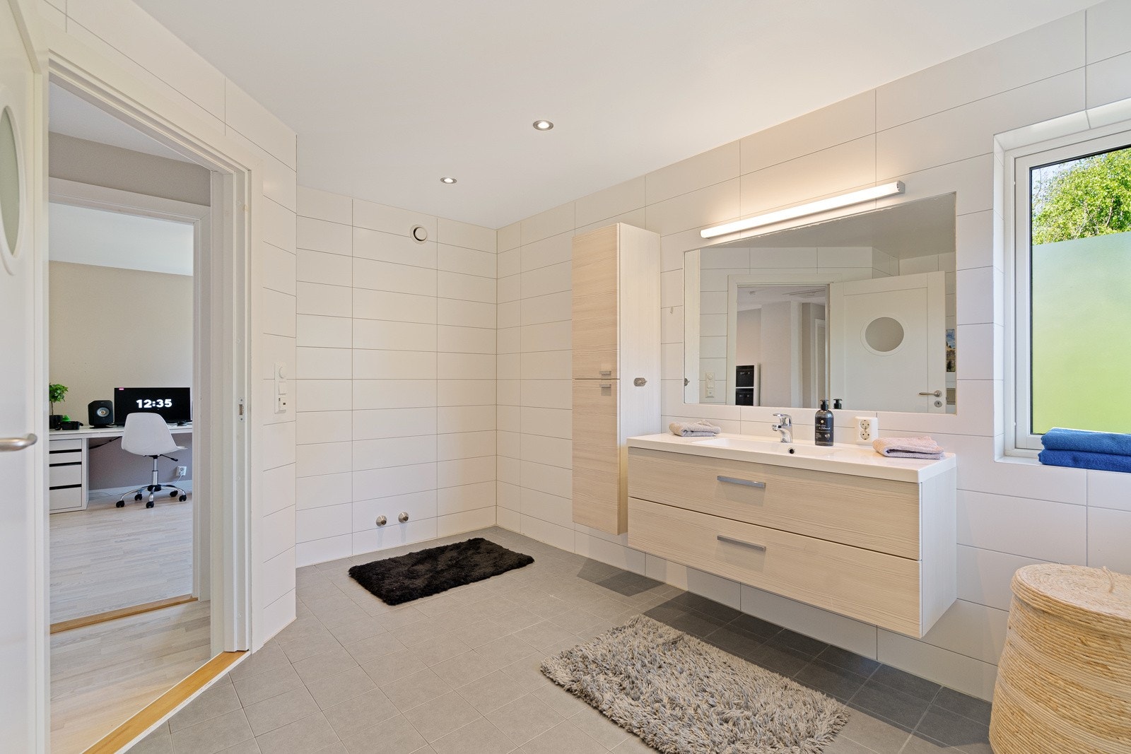 Stort, flott og delikat baderom med avsatt plass til badekar Galleribilde