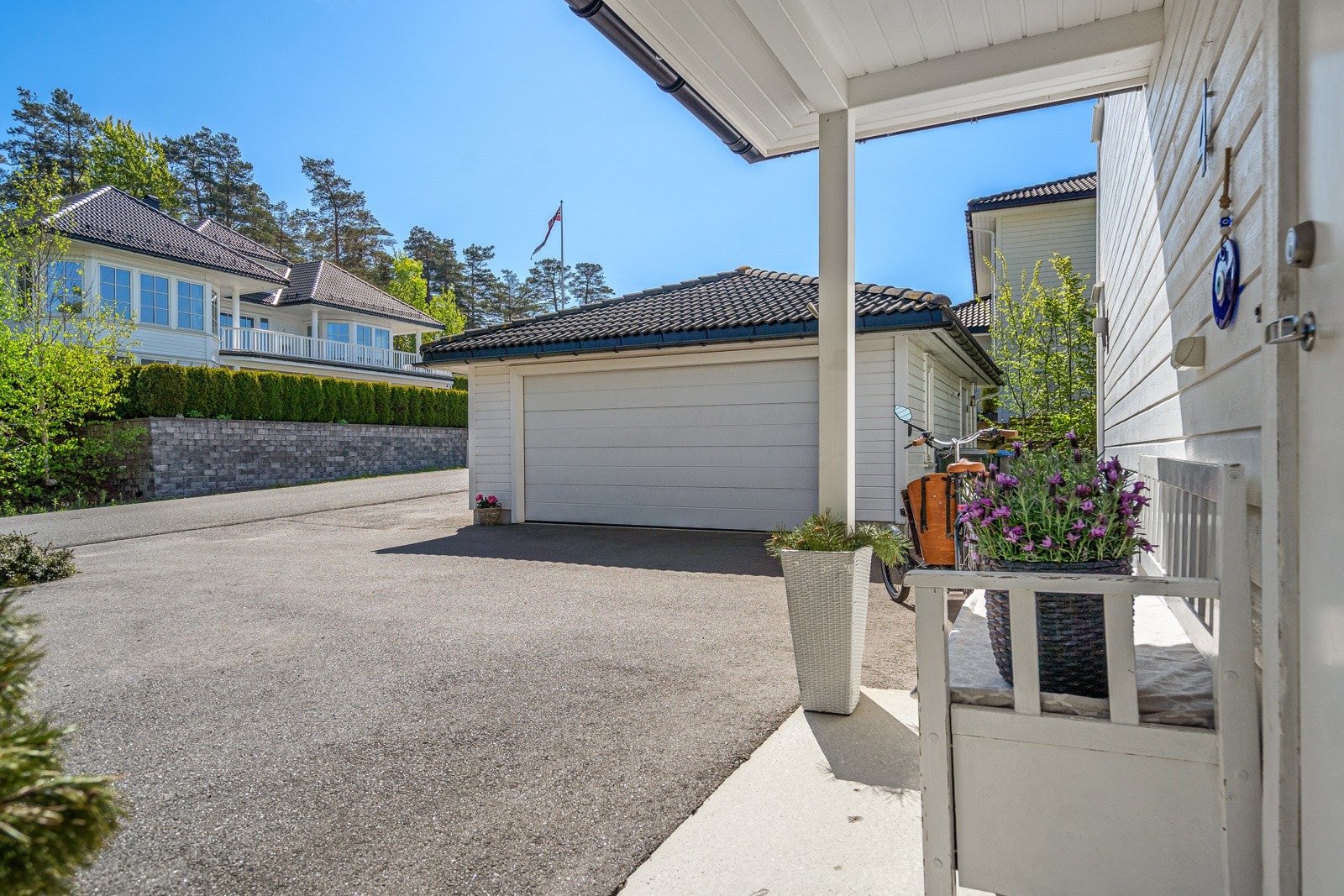 Fint inngangsparti (noe overbygget) med fin morgensol! Galleribilde