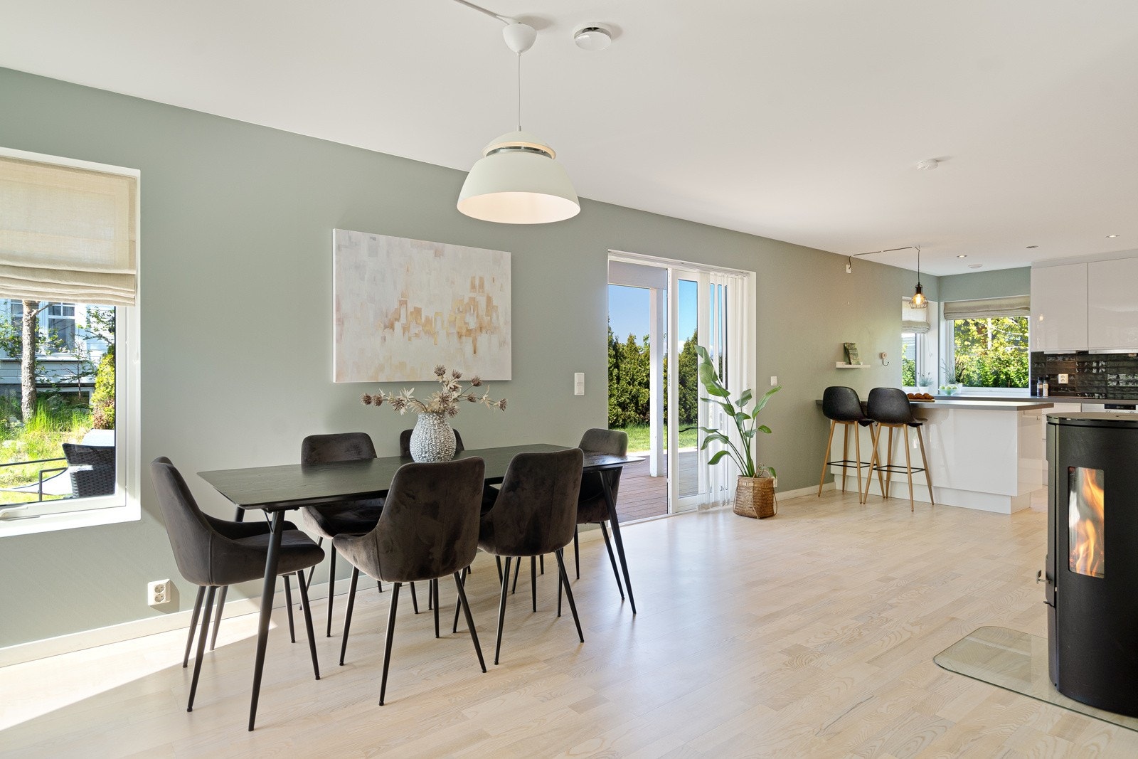 Peisovn for kaldere dager, samt at det er varmekabler i gulvene Galleribilde