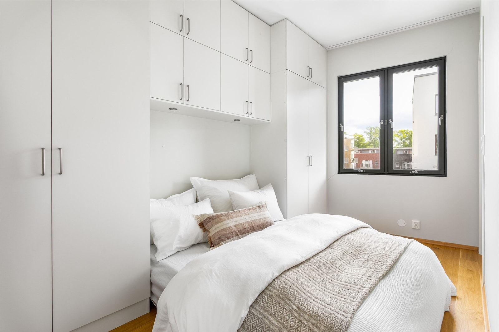 Omfangsrike skap med innfelt belysning omfavner dobbeltsengen. Leilighetens areal er i det hele tatt velutnyttet. Galleribilde