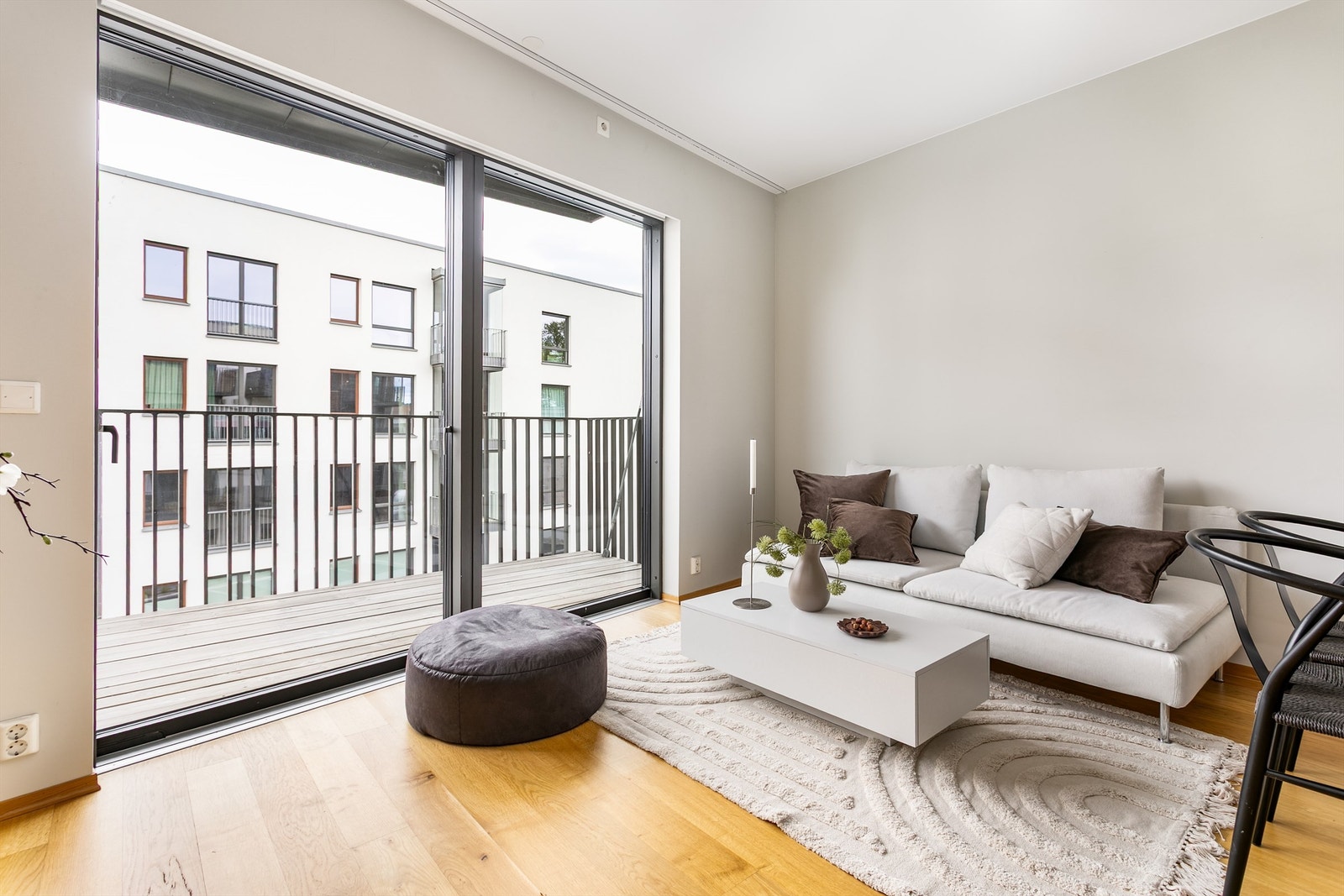 Store vinduer mot syd sikrer gode lysforhold i stuen dagen gjennom. Galleribilde